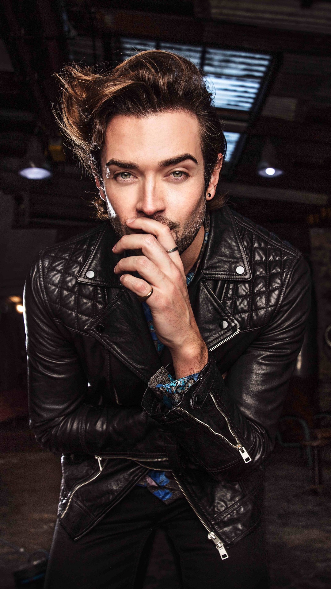 Обои 5 секунд лета, Глаза Открыты, куртка, кожа, кино в разрешении 1080x1920