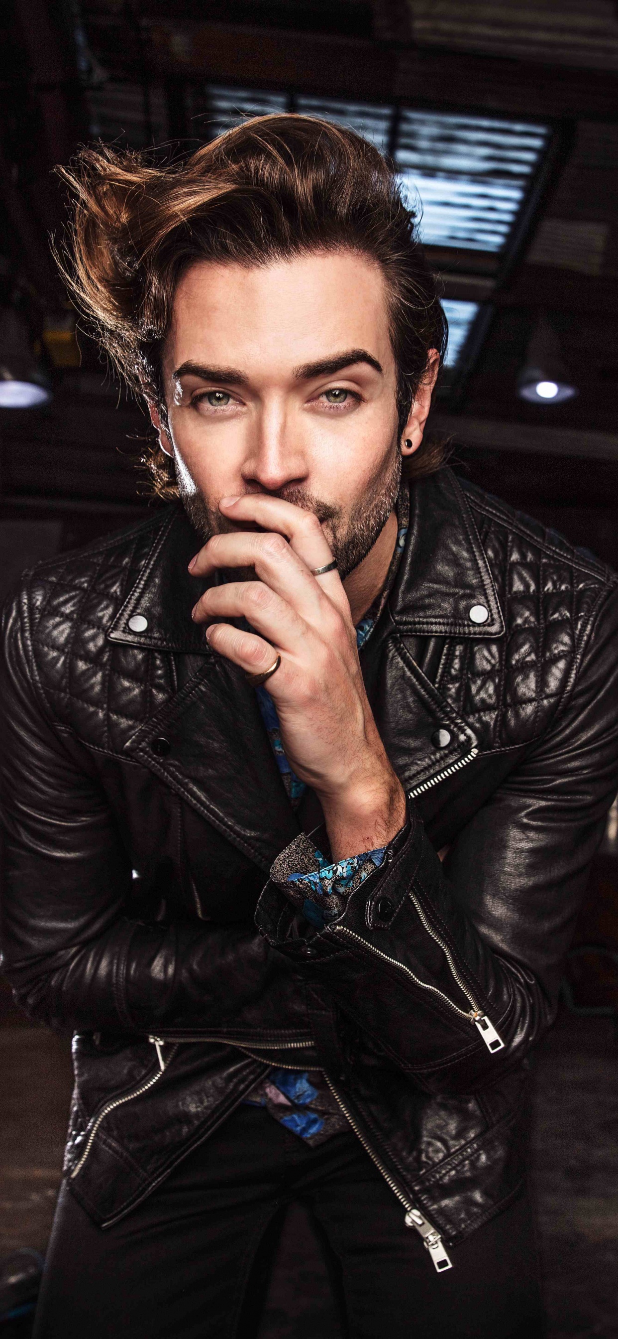 Обои 5 секунд лета, Глаза Открыты, куртка, кожа, кино в разрешении 1242x2688