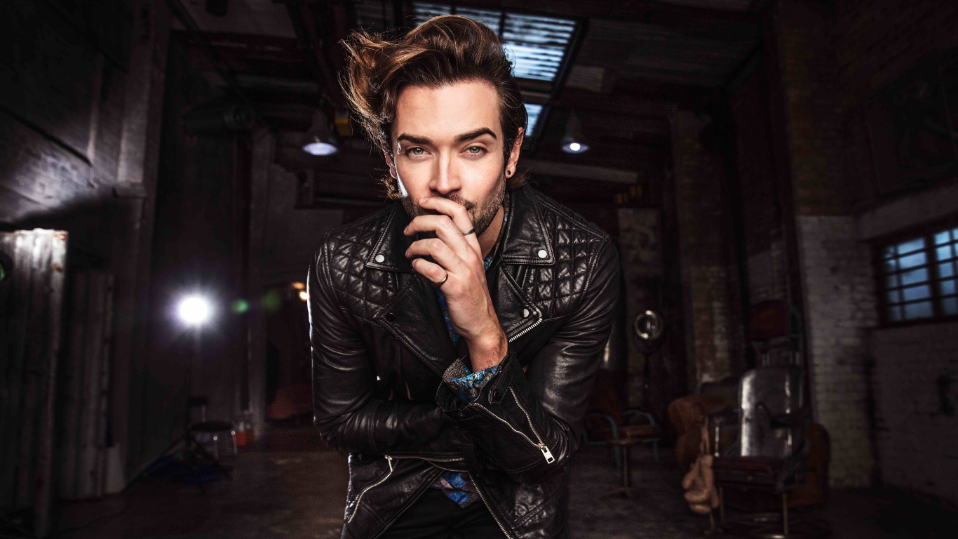 Обои 5 секунд лета, Глаза Открыты, куртка, кожа, кино в разрешении 1366x768