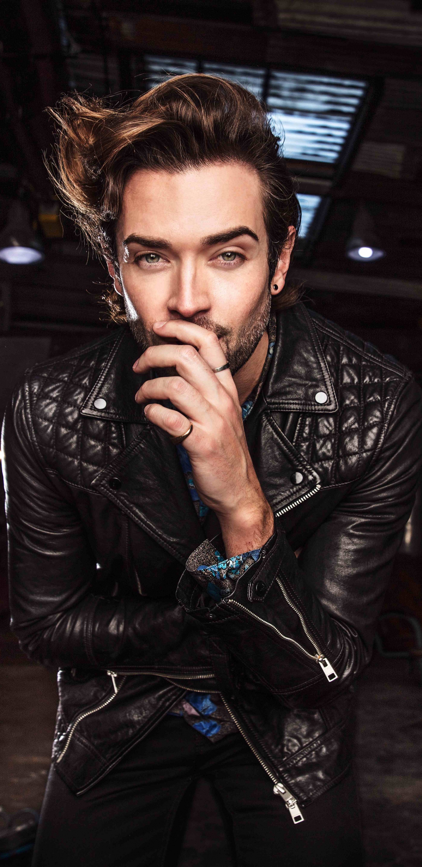 Обои 5 секунд лета, Глаза Открыты, куртка, кожа, кино в разрешении 1440x2960