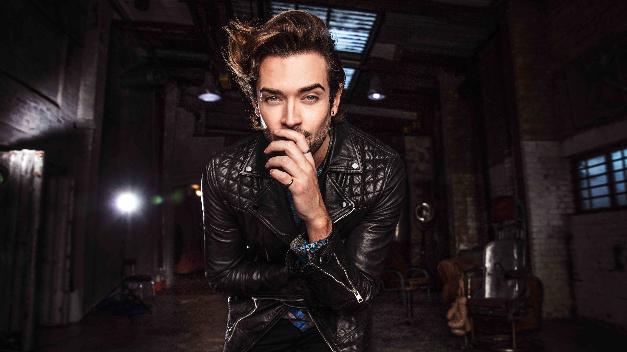 Обои 5 секунд лета, Глаза Открыты, куртка, кожа, кино в разрешении 2560x1440