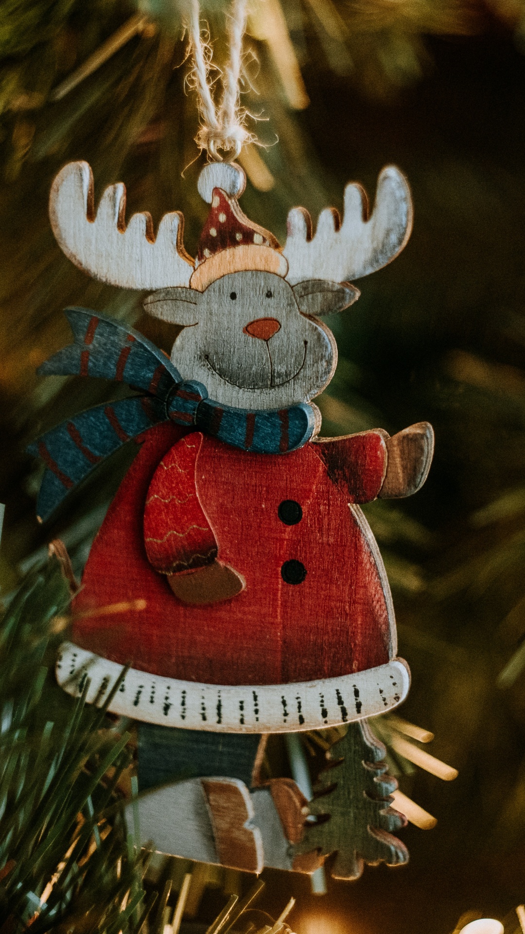 Обои Рождественский день, елка, рождественский орнамент, Рождество, дерево в разрешении 1080x1920