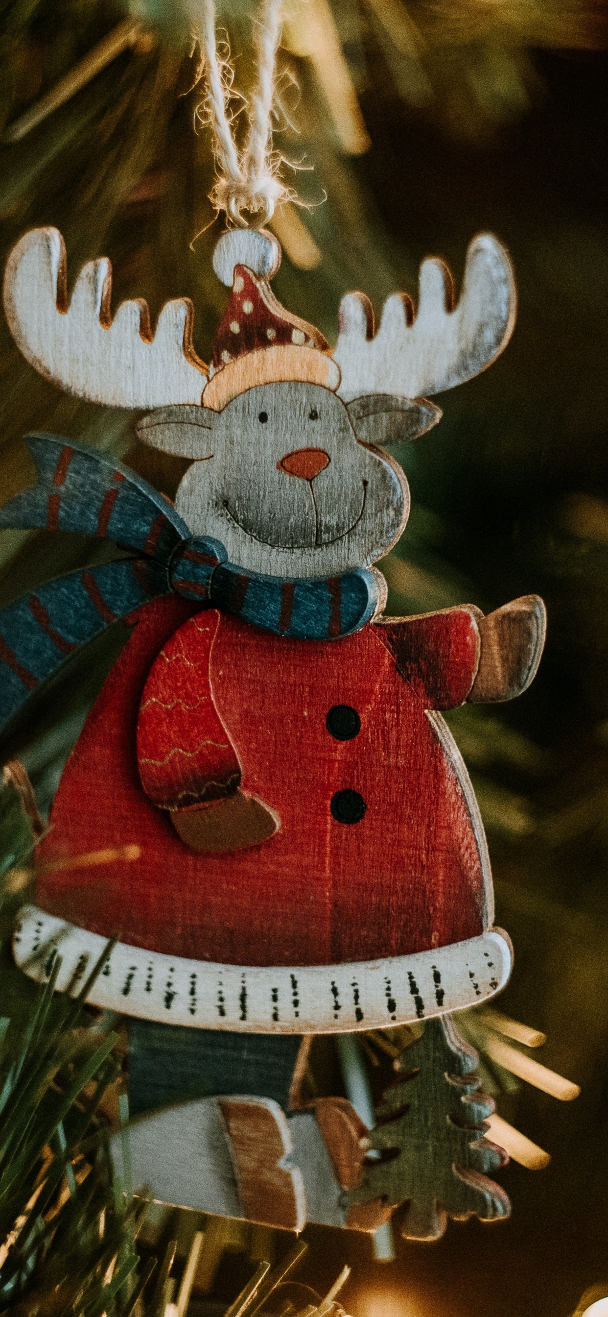 Обои Рождественский день, елка, рождественский орнамент, Рождество, дерево в разрешении 1242x2688