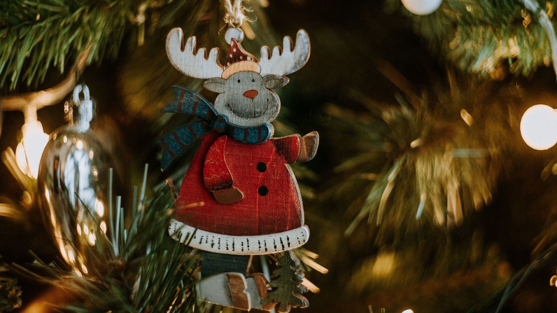 Обои Рождественский день, елка, рождественский орнамент, Рождество, дерево в разрешении 1920x1080