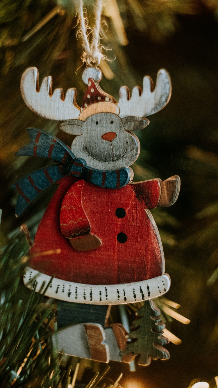 Обои Рождественский день, елка, рождественский орнамент, Рождество, дерево в разрешении 750x1334