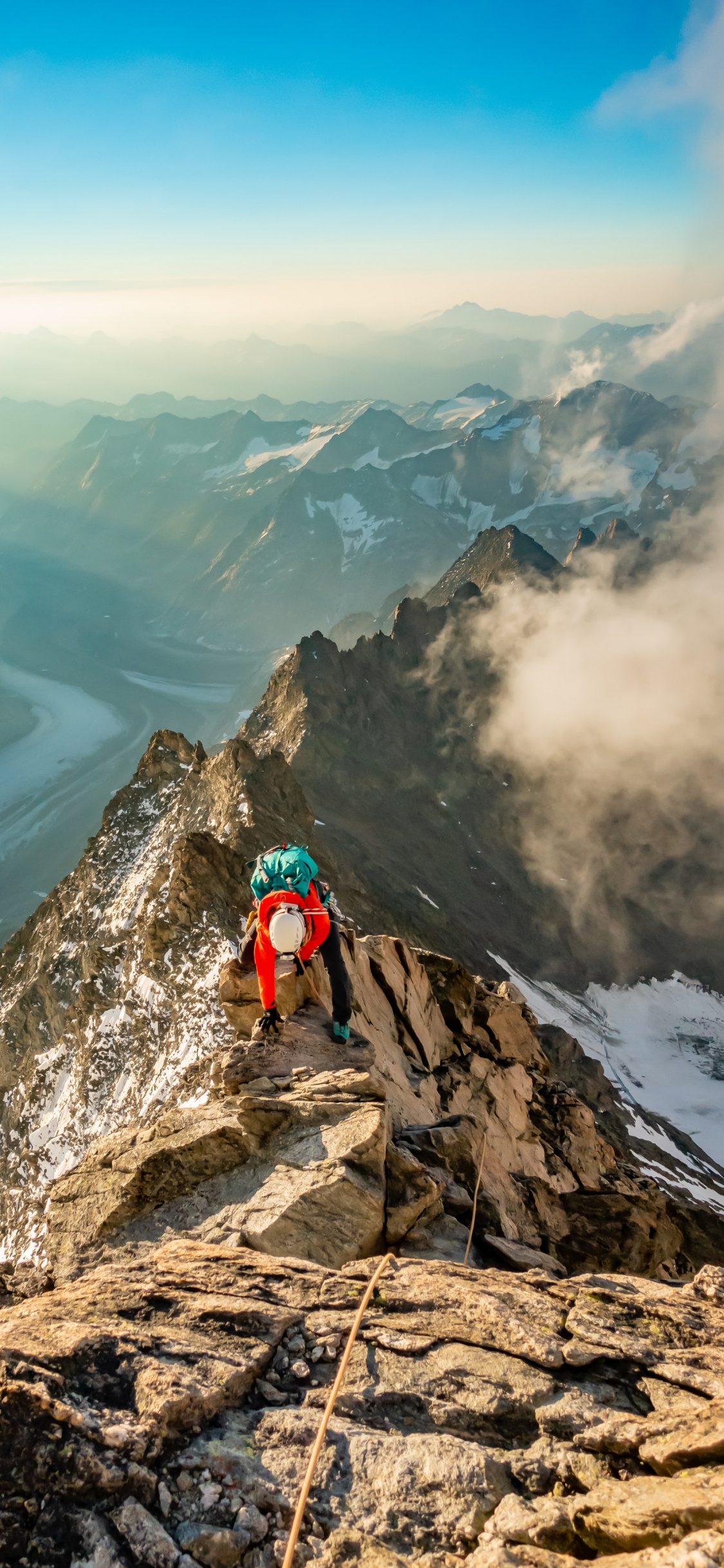 Обои горное приключение, приключения, альпинизм, гора, гора Фудзи в разрешении 1125x2436