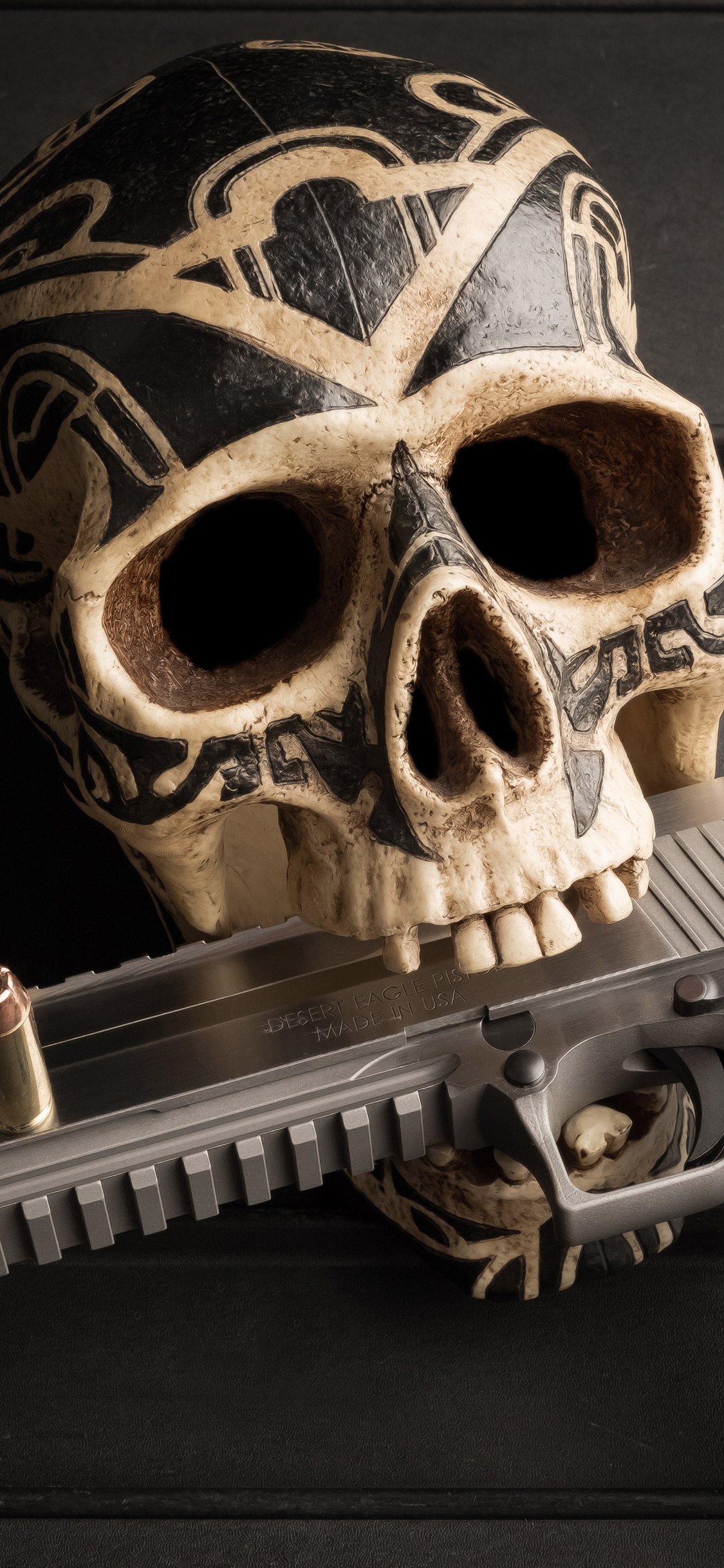 Обои орудие, огнестрельное оружие, череп, револьвер, кость в разрешении 1125x2436