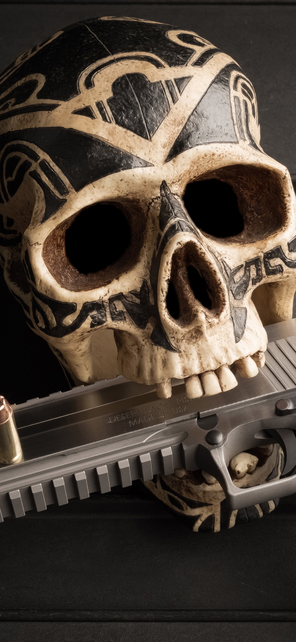 Обои орудие, огнестрельное оружие, череп, револьвер, кость в разрешении 1242x2688