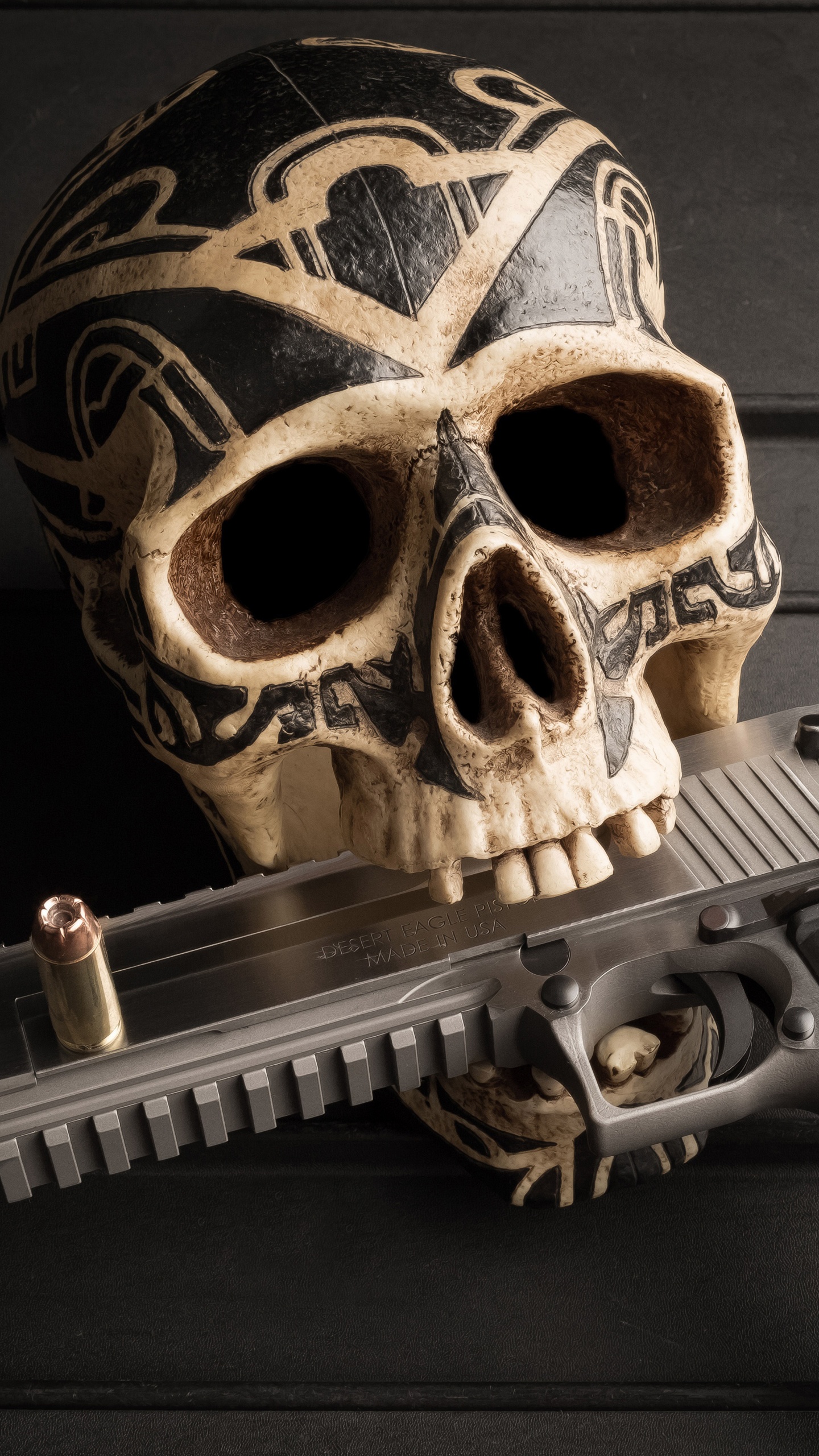 Обои орудие, огнестрельное оружие, череп, револьвер, кость в разрешении 1440x2560