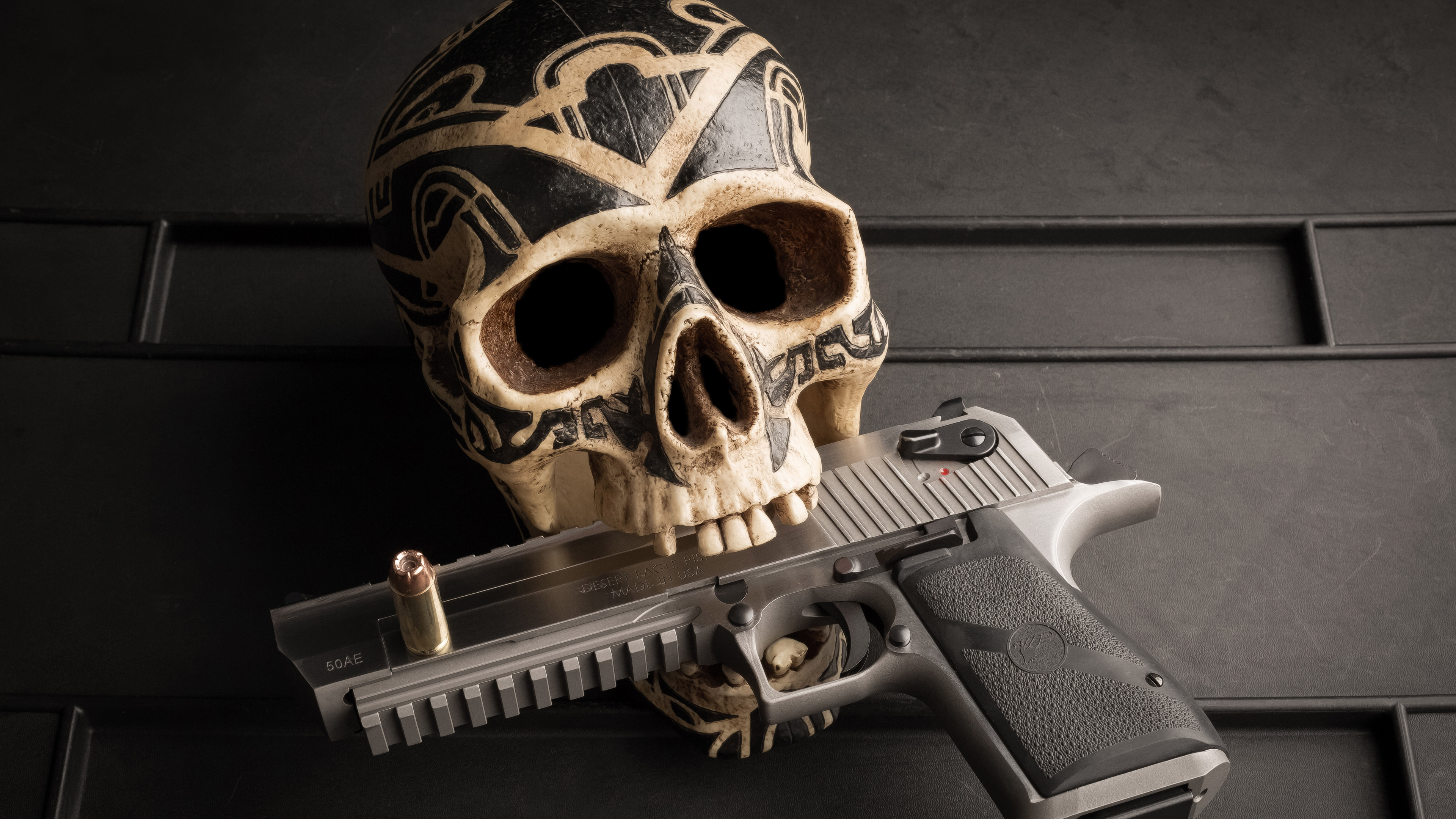 Обои орудие, огнестрельное оружие, череп, револьвер, кость в разрешении 3840x2160