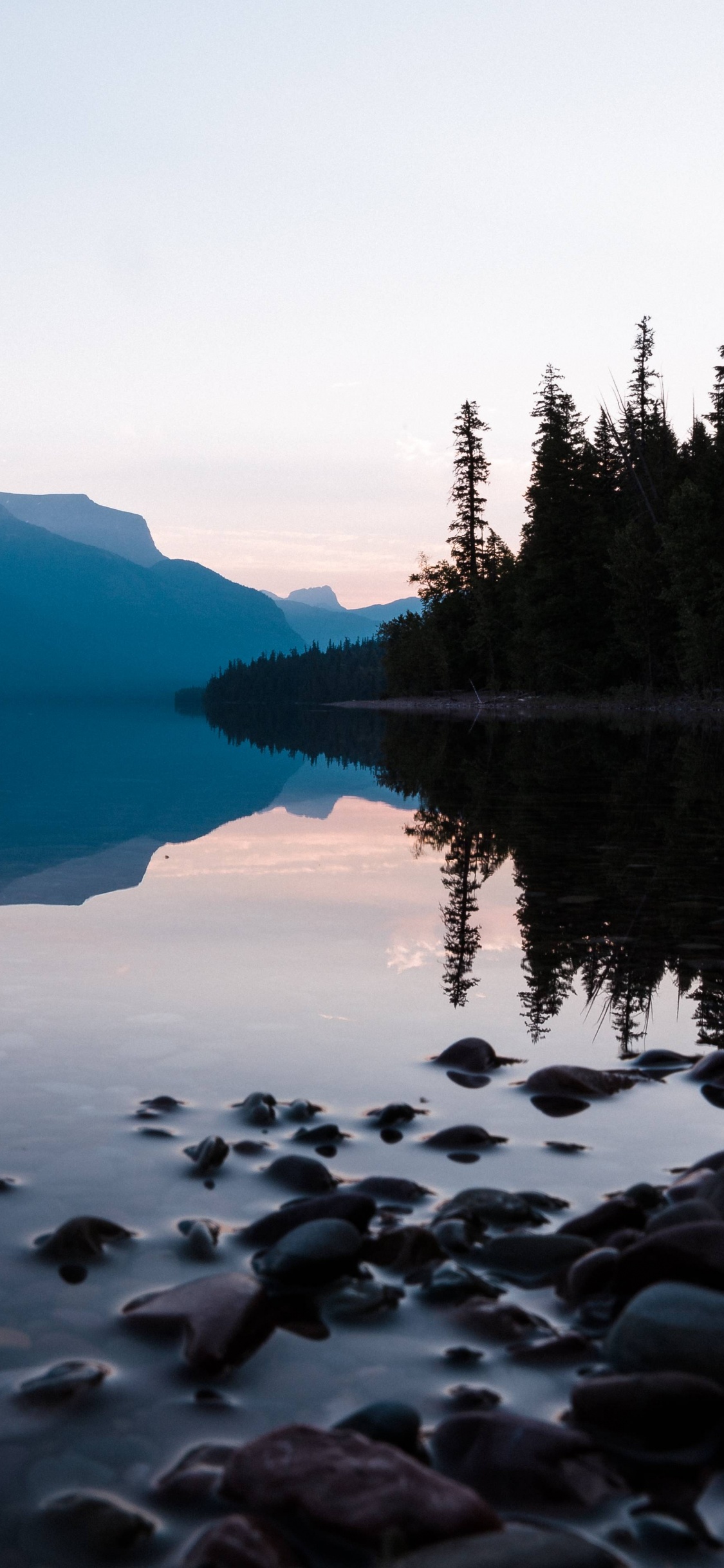 Обои отражение, озеро, национальный парк, дикая местность, природа в разрешении 1125x2436