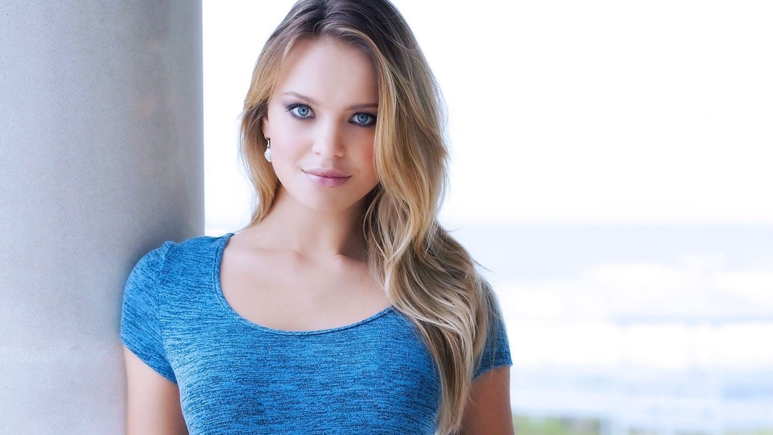 Обои модель, синий, плечо, красота, блондин в разрешении 2560x1440