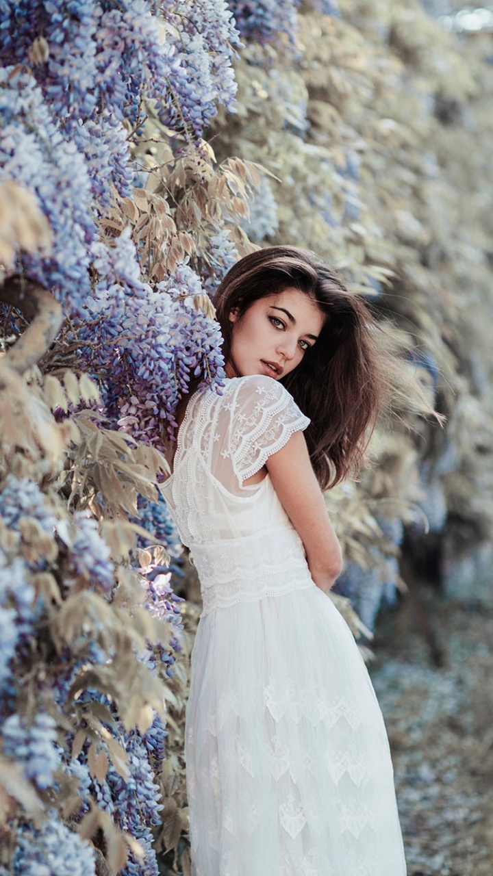 Обои красота, дерево, фэшн, подвенечное платье, платье в разрешении 720x1280