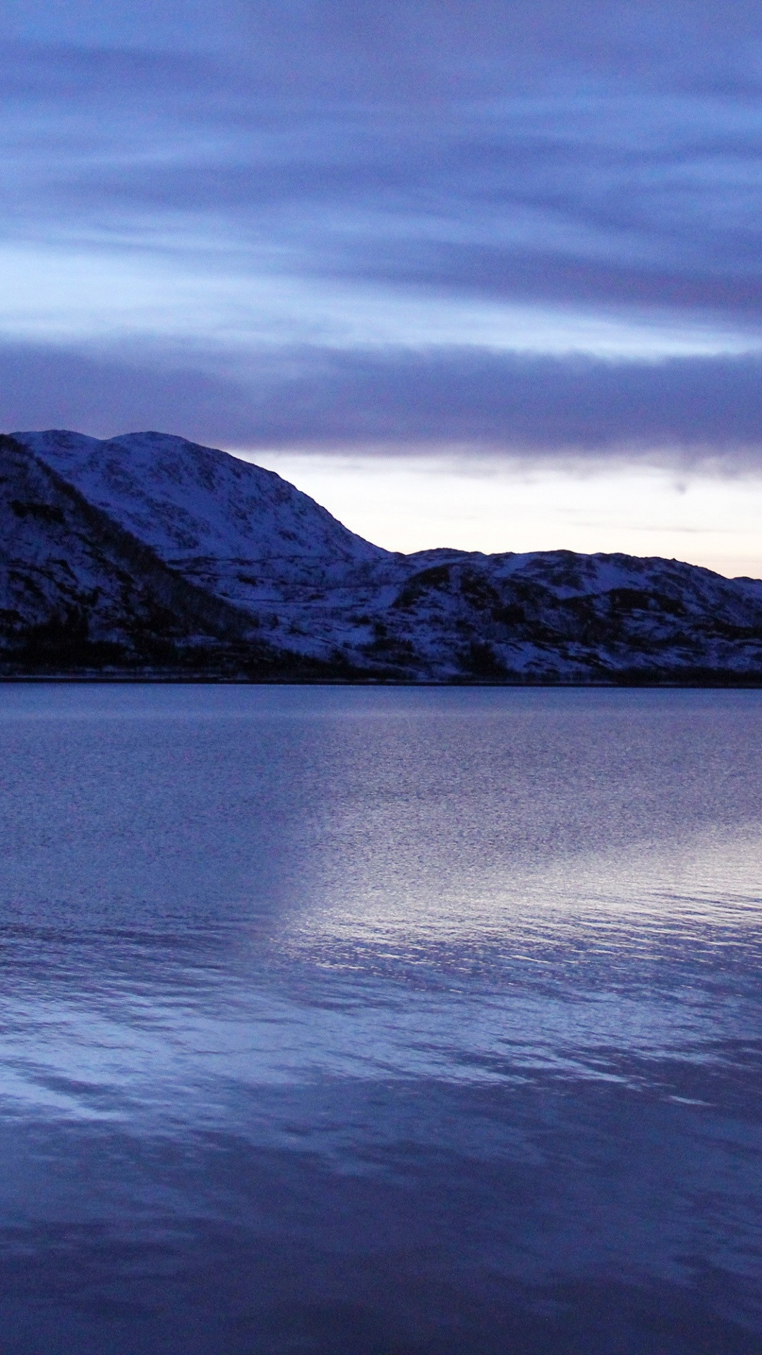 Обои фьорд, природа, вода, нагорье, отражение в разрешении 1080x1920