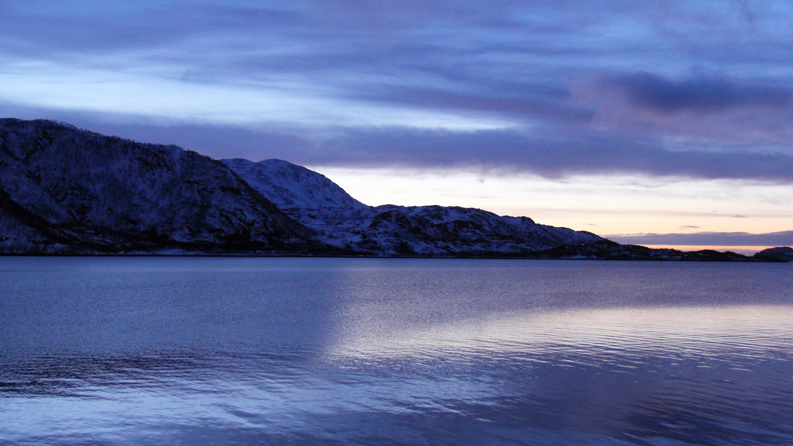 Обои фьорд, природа, вода, нагорье, отражение в разрешении 2560x1440