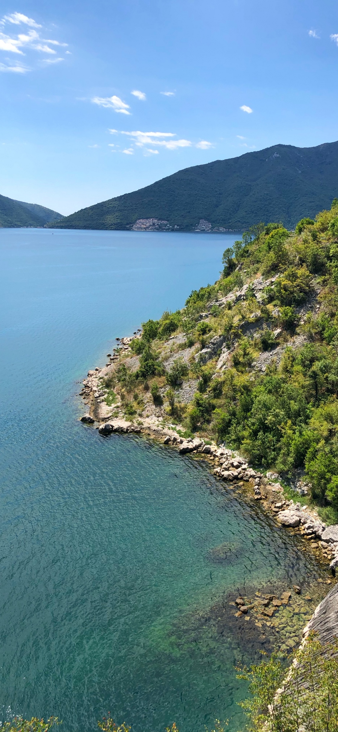 Обои водоем, природа, горный рельеф, природный ландшафт, гидроресурсы в разрешении 1125x2436