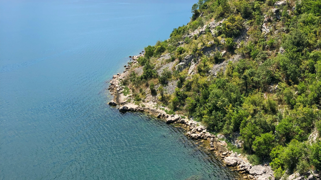 Обои водоем, природа, горный рельеф, природный ландшафт, гидроресурсы в разрешении 1366x768