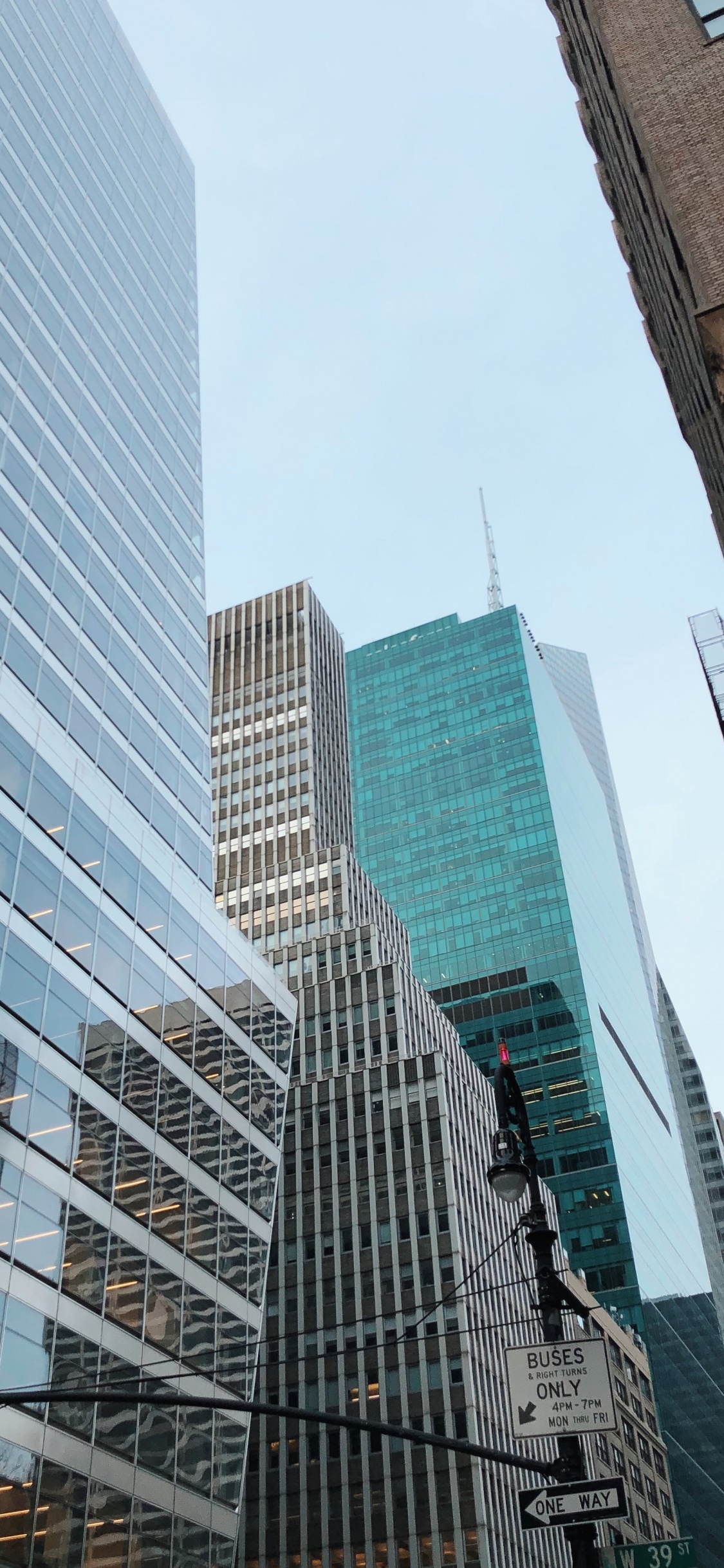 Обои небоскреб, башня, дневное время, город, городской район в разрешении 1125x2436