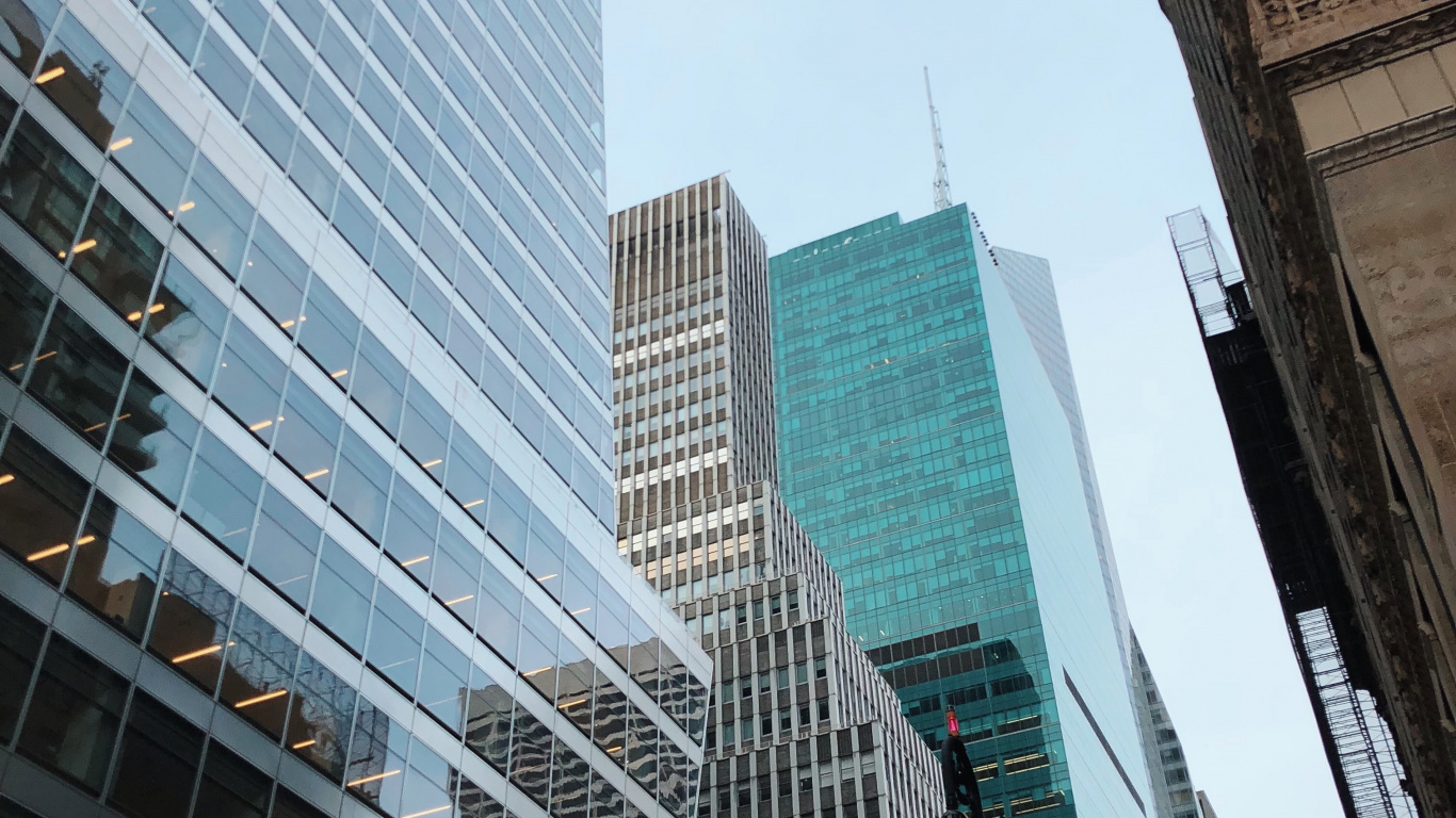 Обои небоскреб, башня, дневное время, город, городской район в разрешении 1366x768