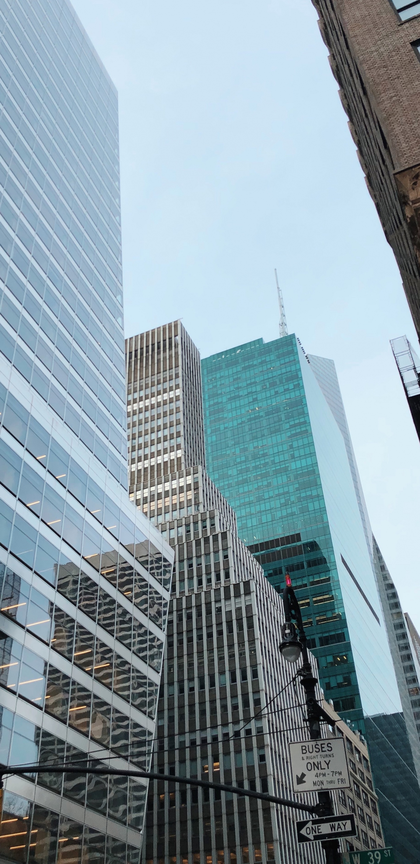 Обои небоскреб, башня, дневное время, город, городской район в разрешении 1440x2960