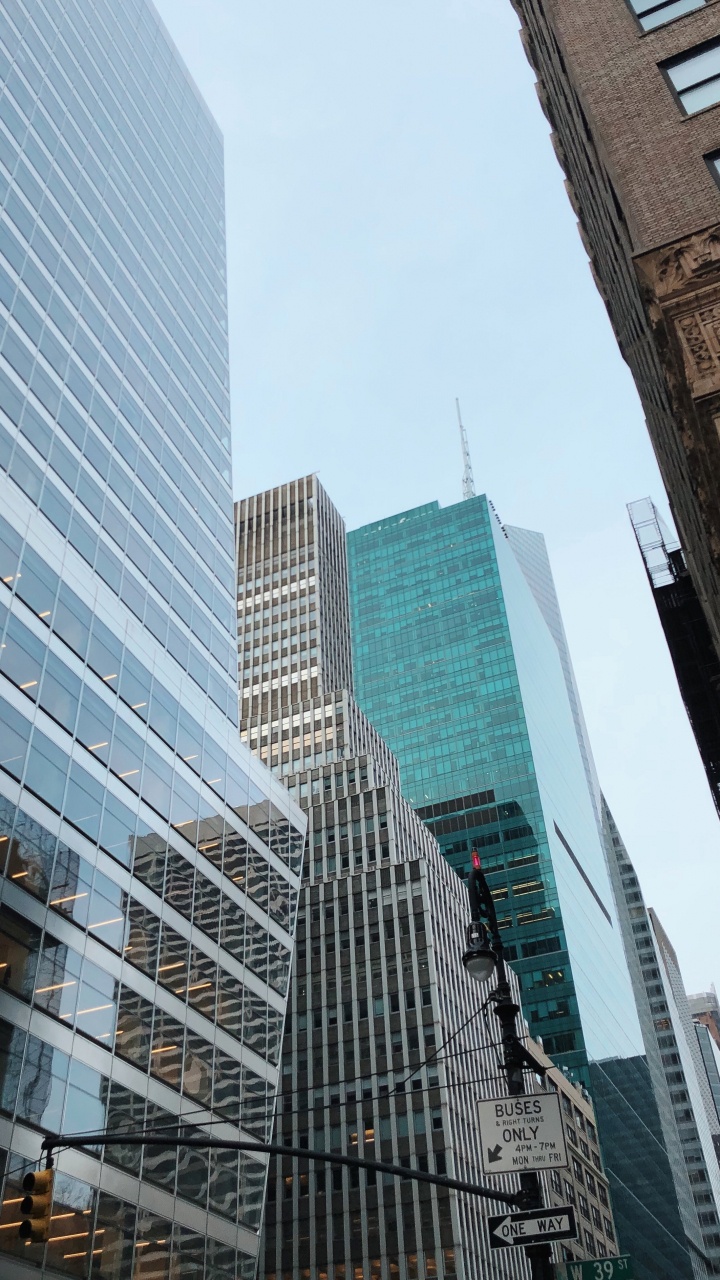 Обои небоскреб, башня, дневное время, город, городской район в разрешении 720x1280