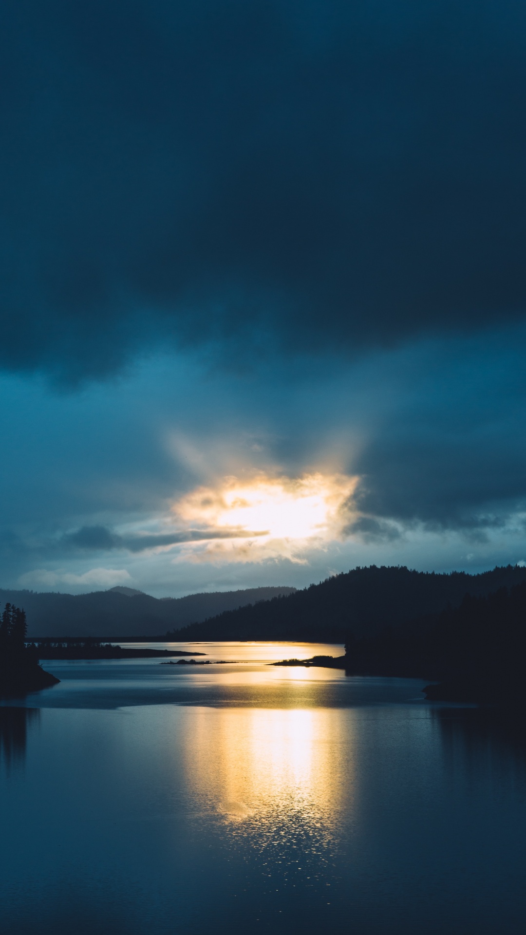 Обои рассвет, отражение, сумрак, озеро, природа в разрешении 1080x1920