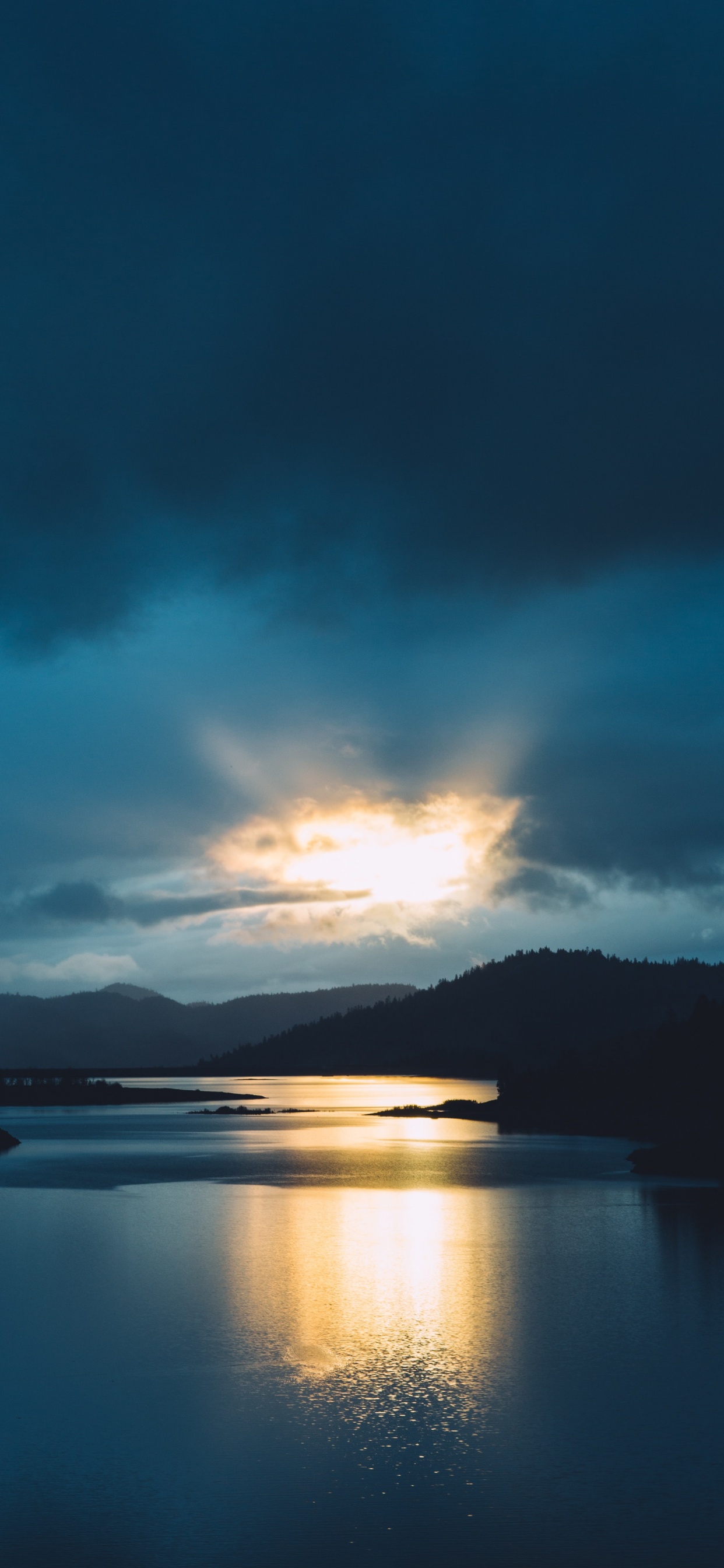 Обои рассвет, отражение, сумрак, озеро, природа в разрешении 1242x2688