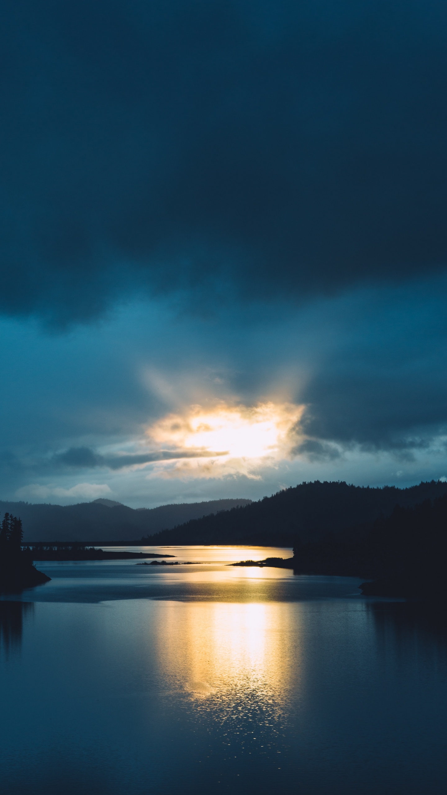 Обои рассвет, отражение, сумрак, озеро, природа в разрешении 1440x2560