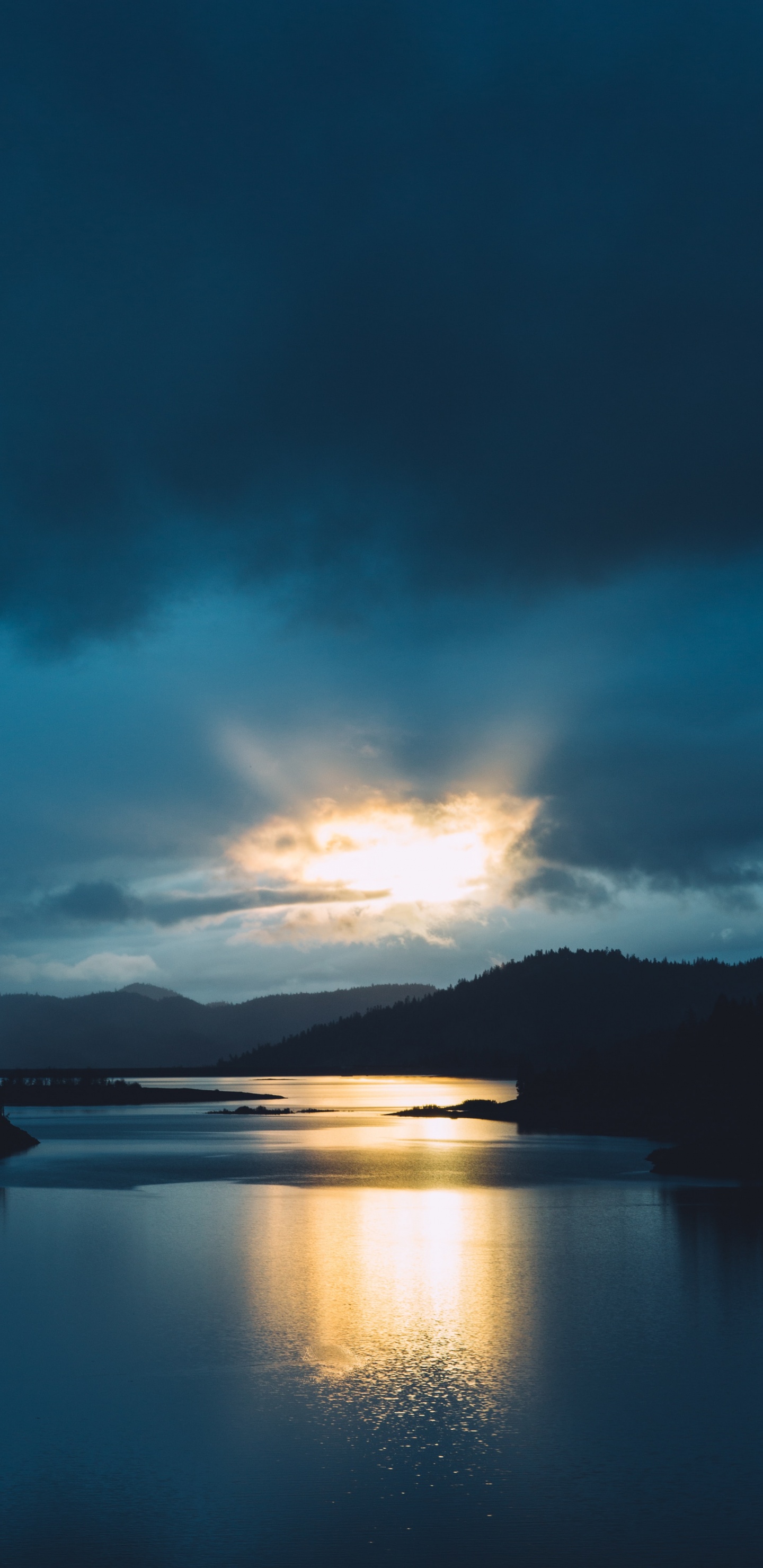 Обои рассвет, отражение, сумрак, озеро, природа в разрешении 1440x2960