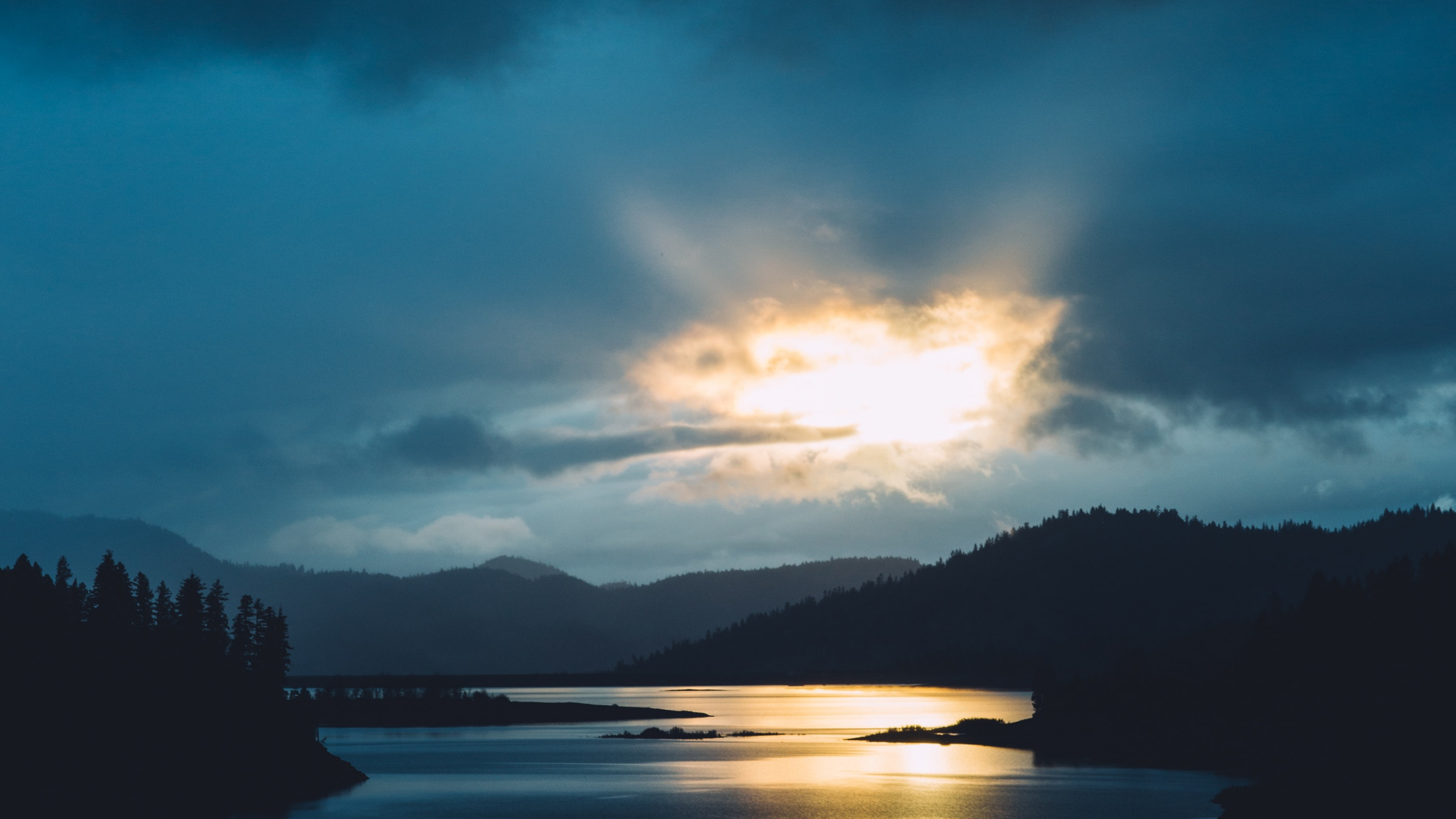 Обои рассвет, отражение, сумрак, озеро, природа в разрешении 2560x1440