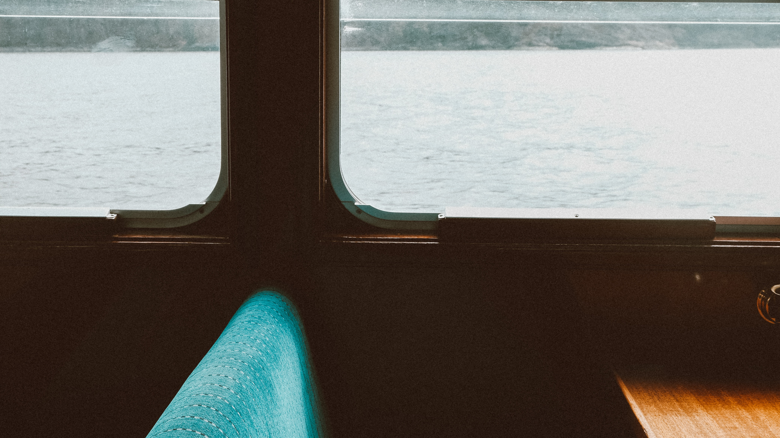 Обои синий, окно, увлажнитель, отпуск, вода в разрешении 2560x1440