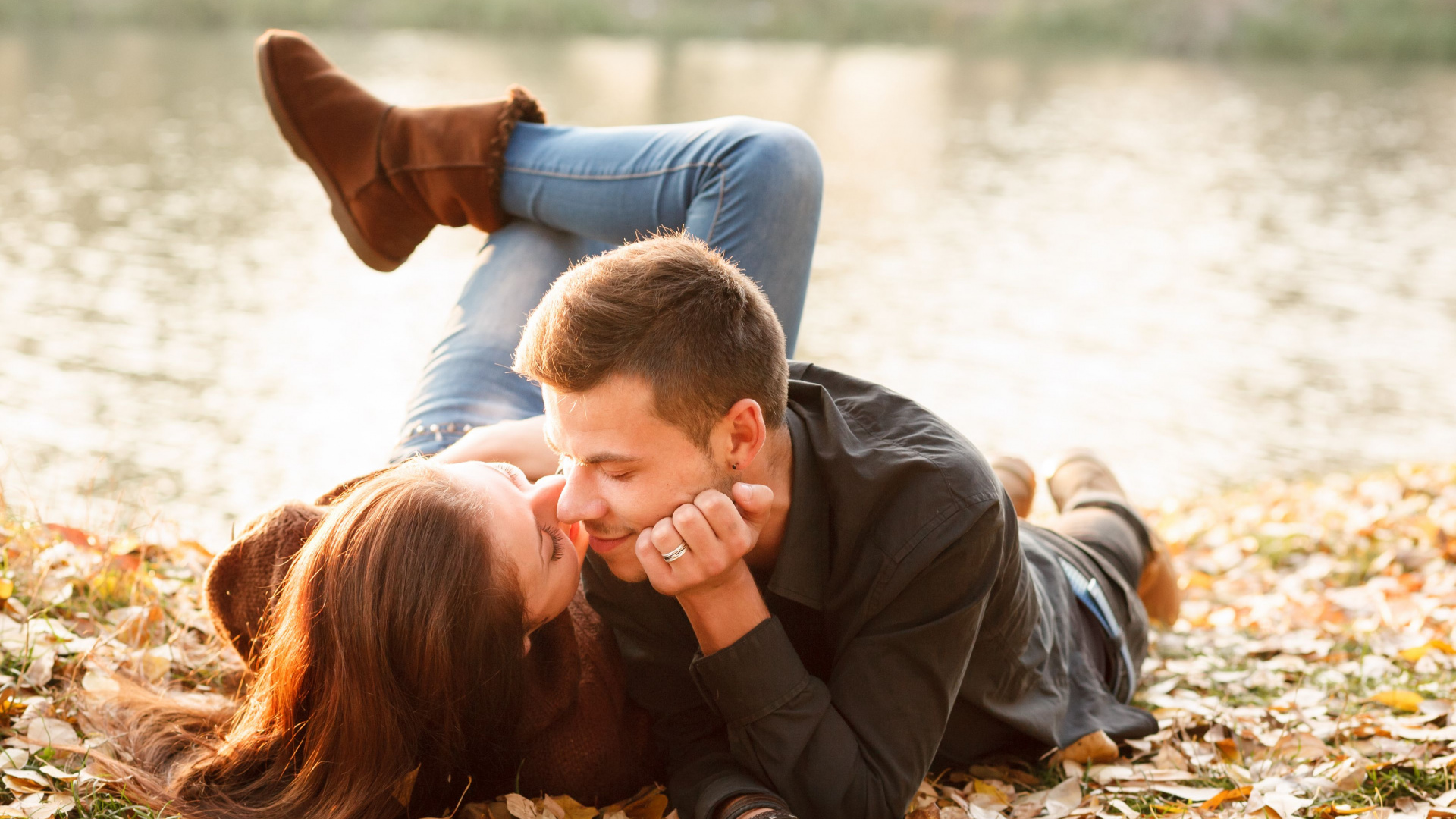 Обои роман, пара, Люди в природе, любовь, лист в разрешении 1920x1080