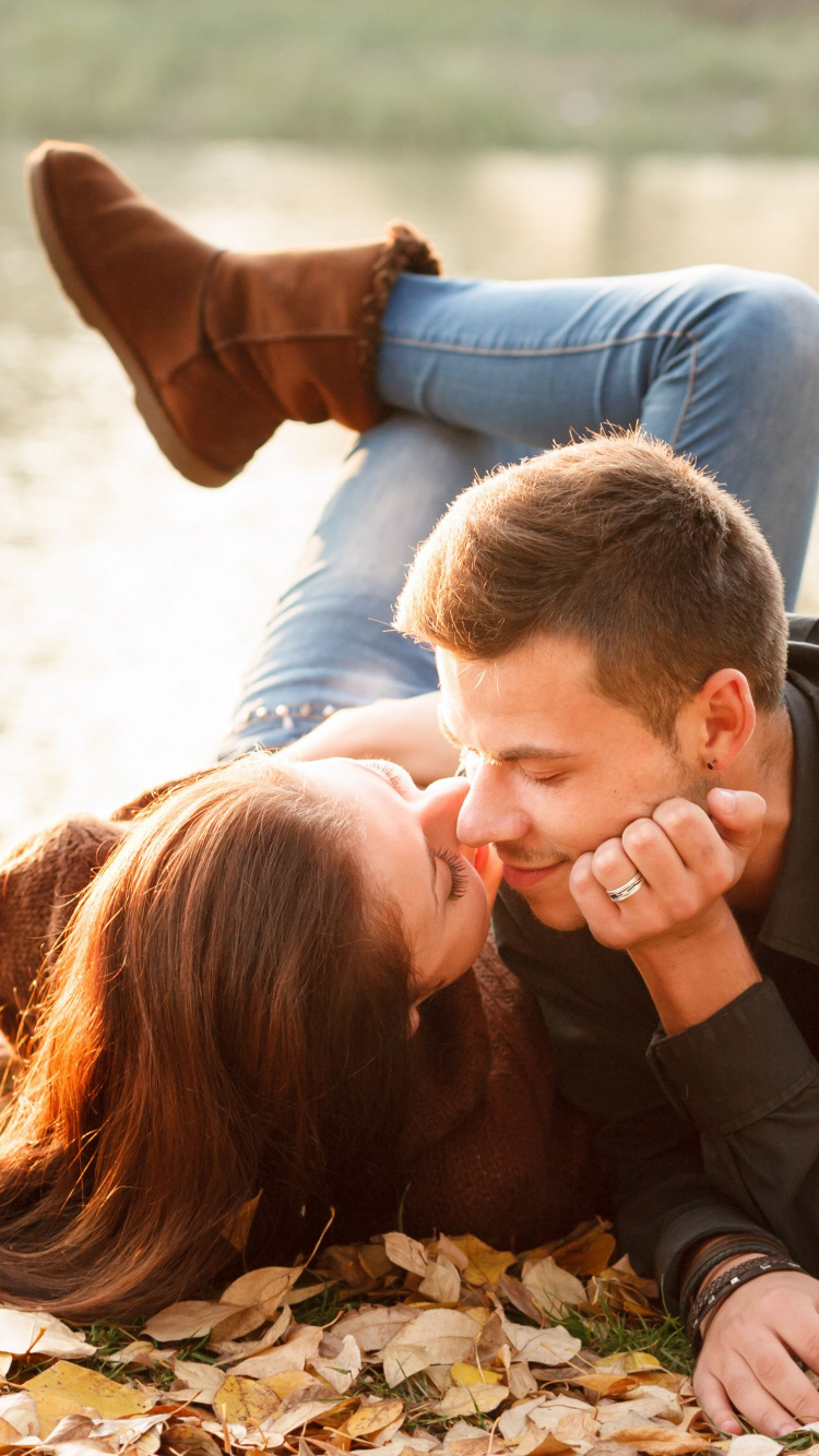 Обои роман, пара, Люди в природе, любовь, лист в разрешении 750x1334