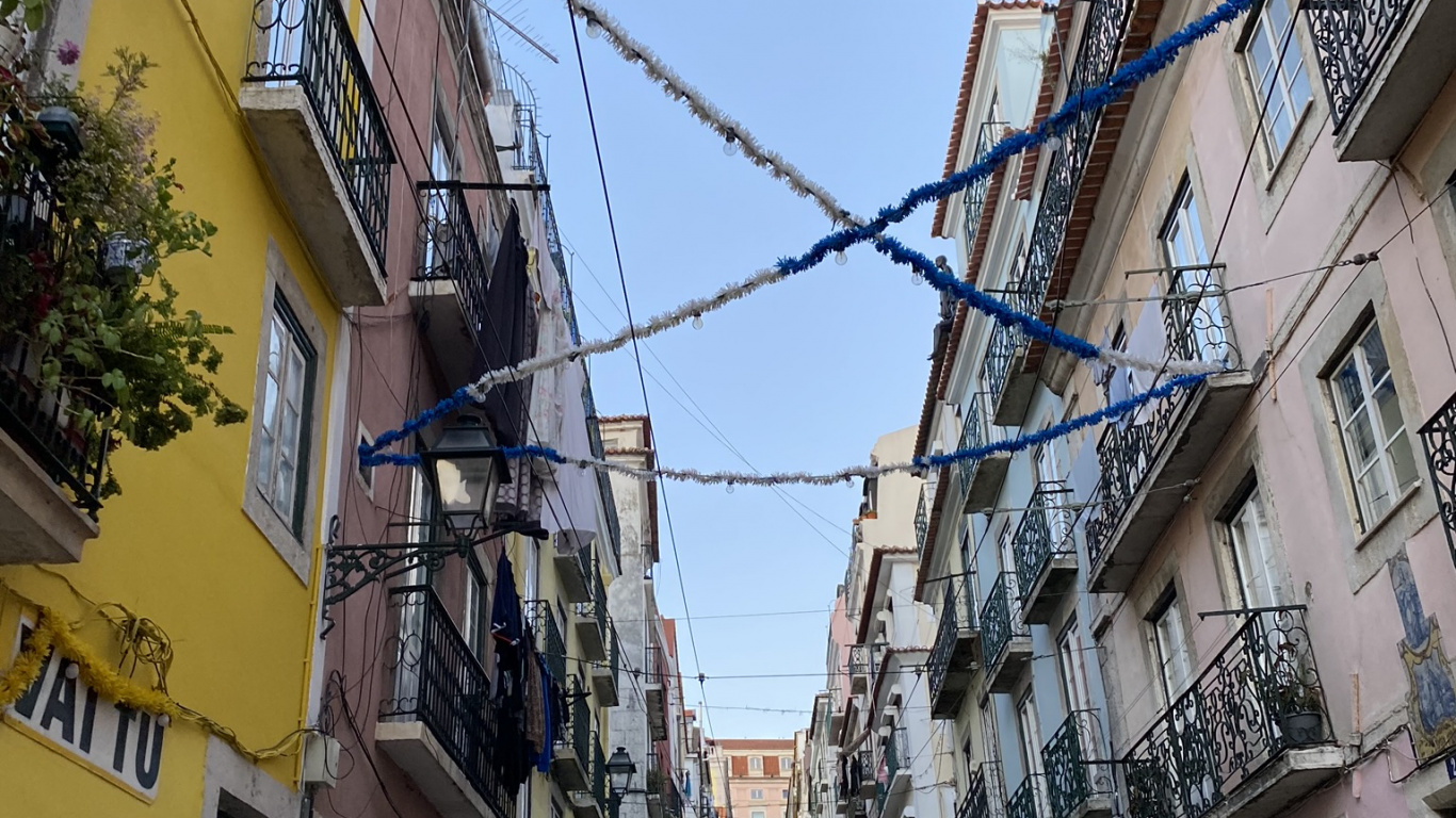 Обои дневное время, дорога, городок, соседство, инфраструктура в разрешении 1366x768