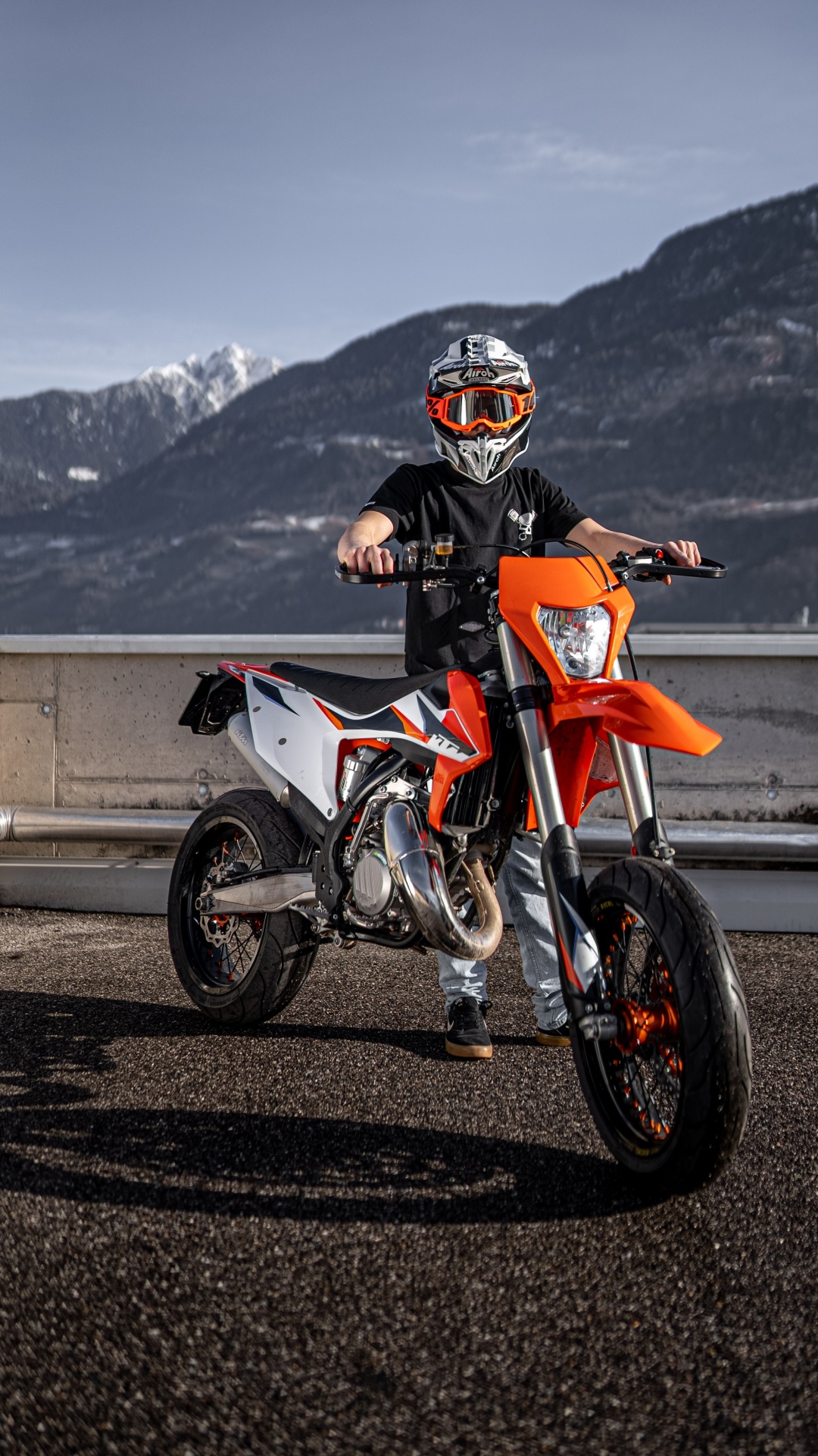 Обои мотоцикл, мотоциклетный шлем, мотоспорт, КТМ, шлем в разрешении 1080x1920