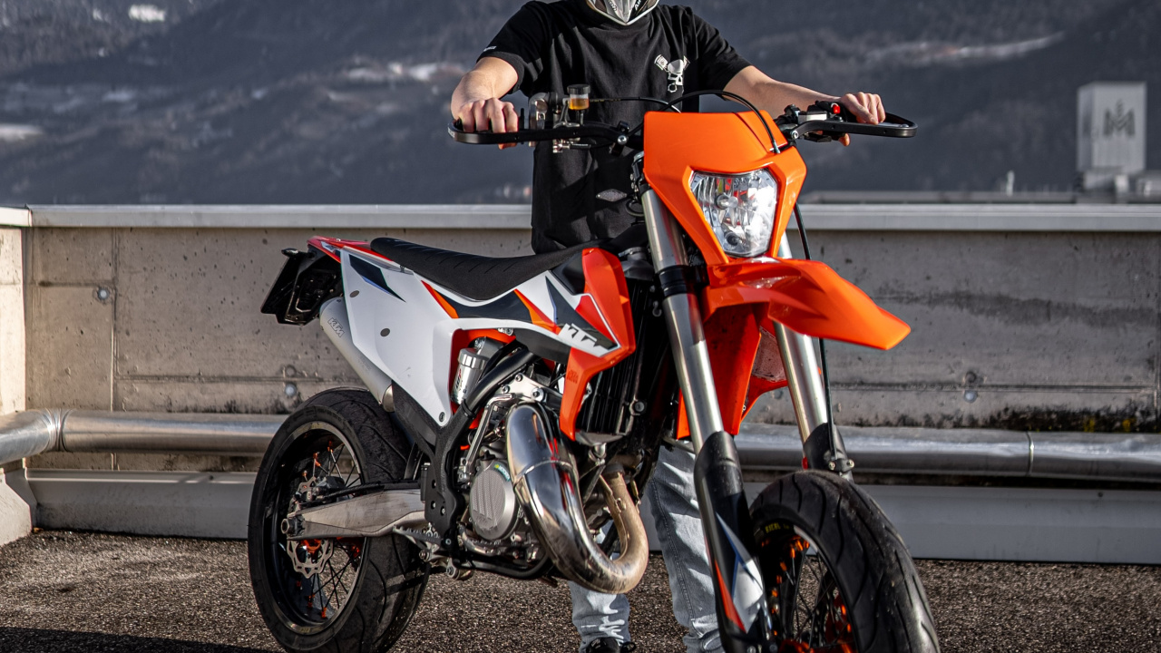 Обои мотоцикл, мотоциклетный шлем, мотоспорт, КТМ, шлем в разрешении 1280x720