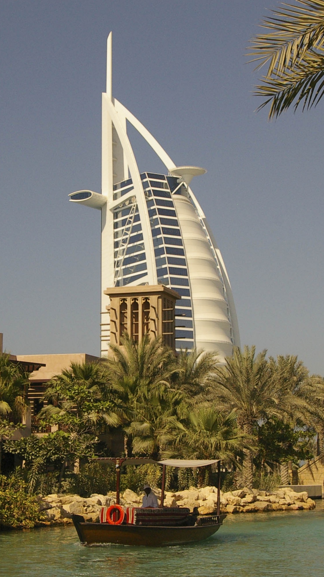 Обои Бурдж Аль араб, достопримечательность, небоскреб, вышка, дерево в разрешении 1080x1920