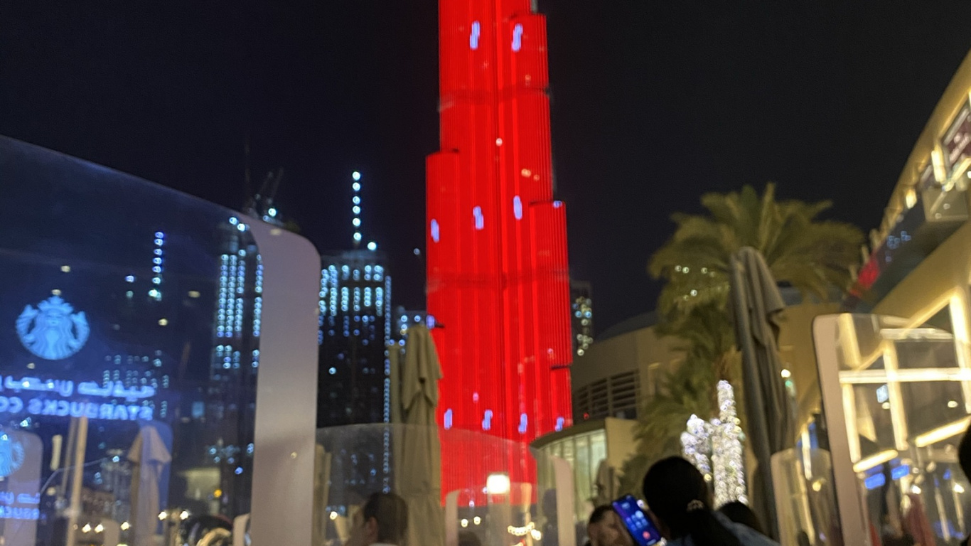 Обои Дубай, Бурдж Халифа, старбакс, новый логотип starbucks 2011, ночь в разрешении 1366x768