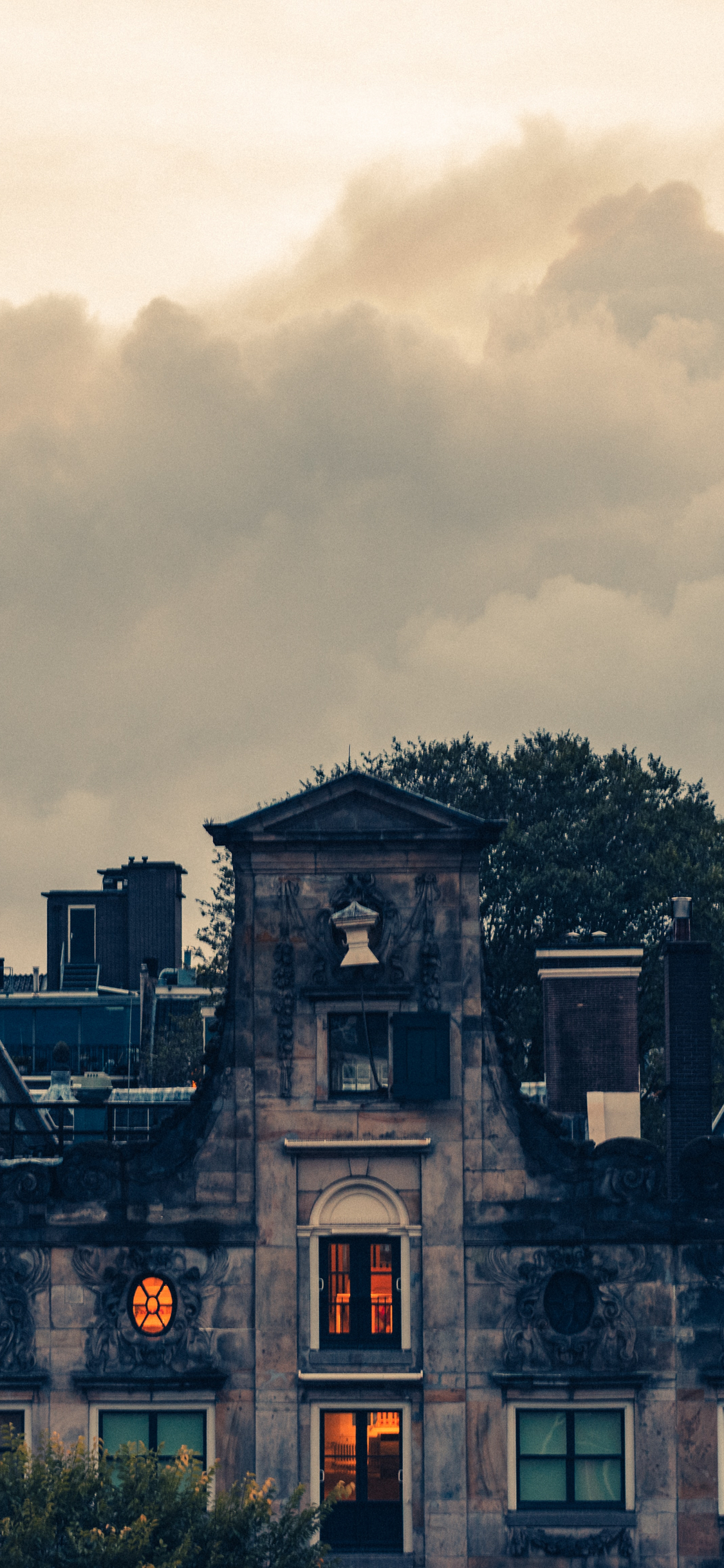 Обои Хэллоуин, дом с привидениями, привидение, особняк двух рек, фасад в разрешении 1125x2436