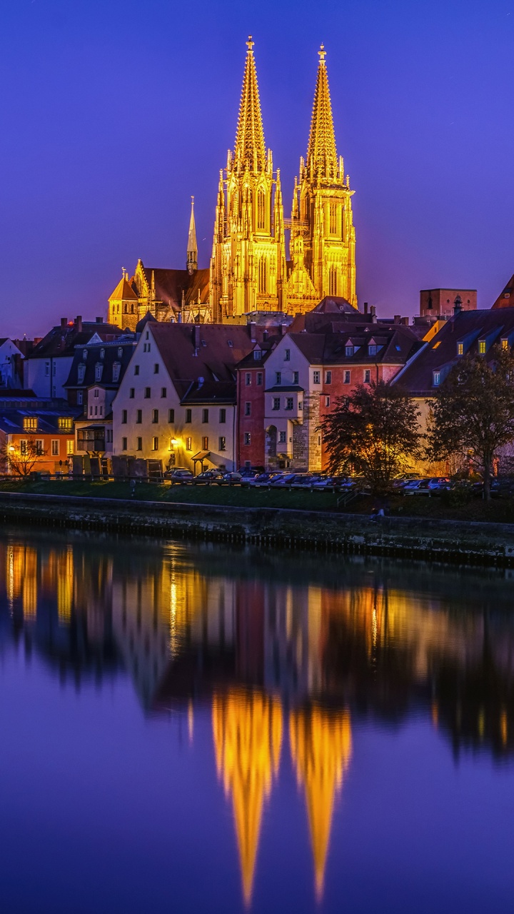 Обои отражение, вода, синий, здание, природа в разрешении 720x1280