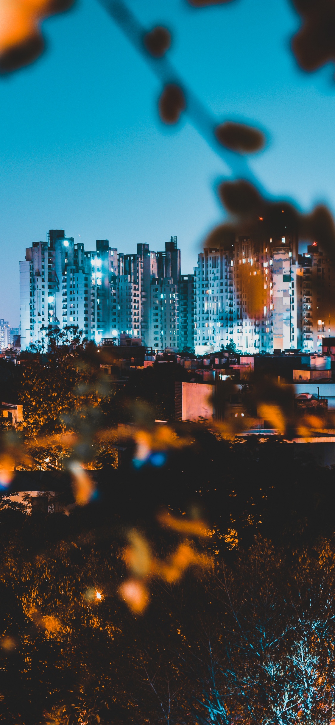 Обои небо, свет, небоскреб, архитектура, населенный пункт в разрешении 1125x2436