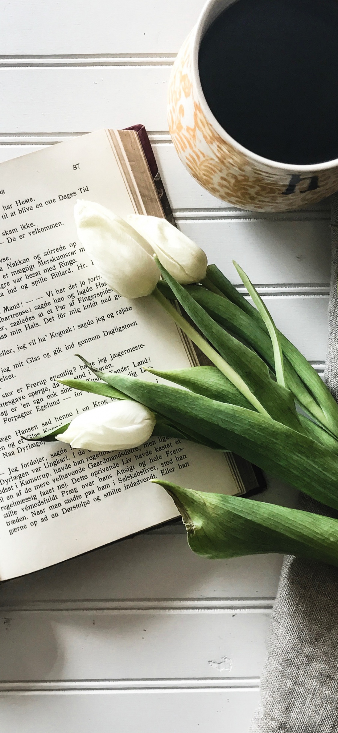 Обои кофе, книга, кофейня, растение, чашка в разрешении 1125x2436