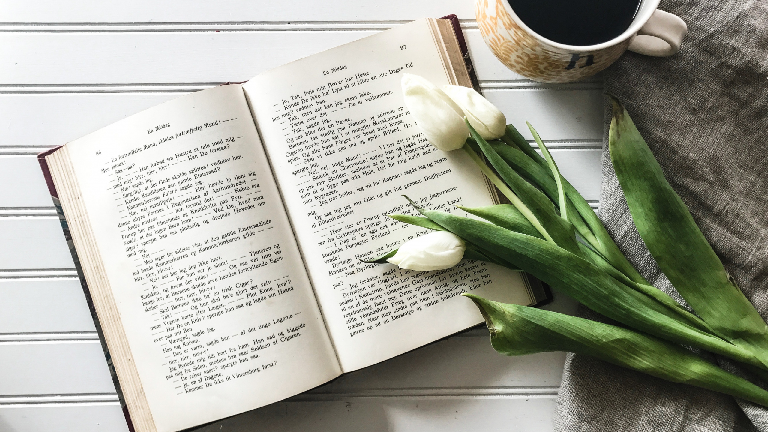 Обои кофе, книга, кофейня, растение, чашка в разрешении 2560x1440