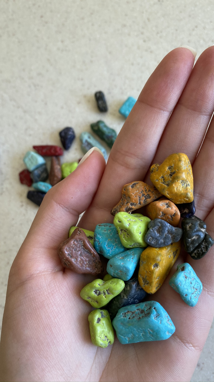 Обои шарик, драгоценный камень, палец, рок, булыжник в разрешении 750x1334