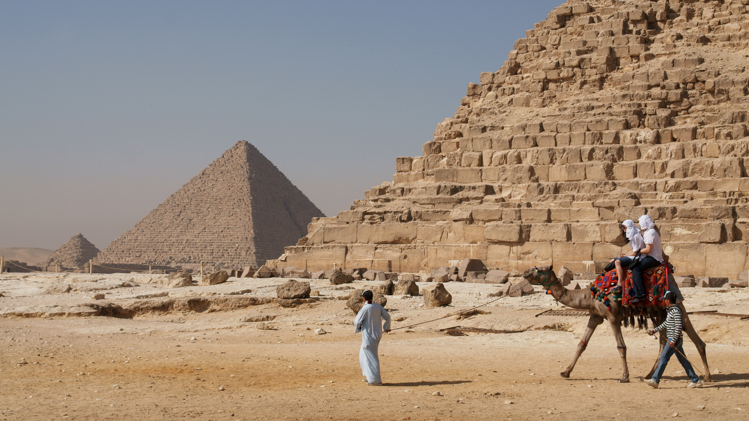 Обои египетская пирамида, туризм, пирамида, историческое место, памятник в разрешении 2560x1440
