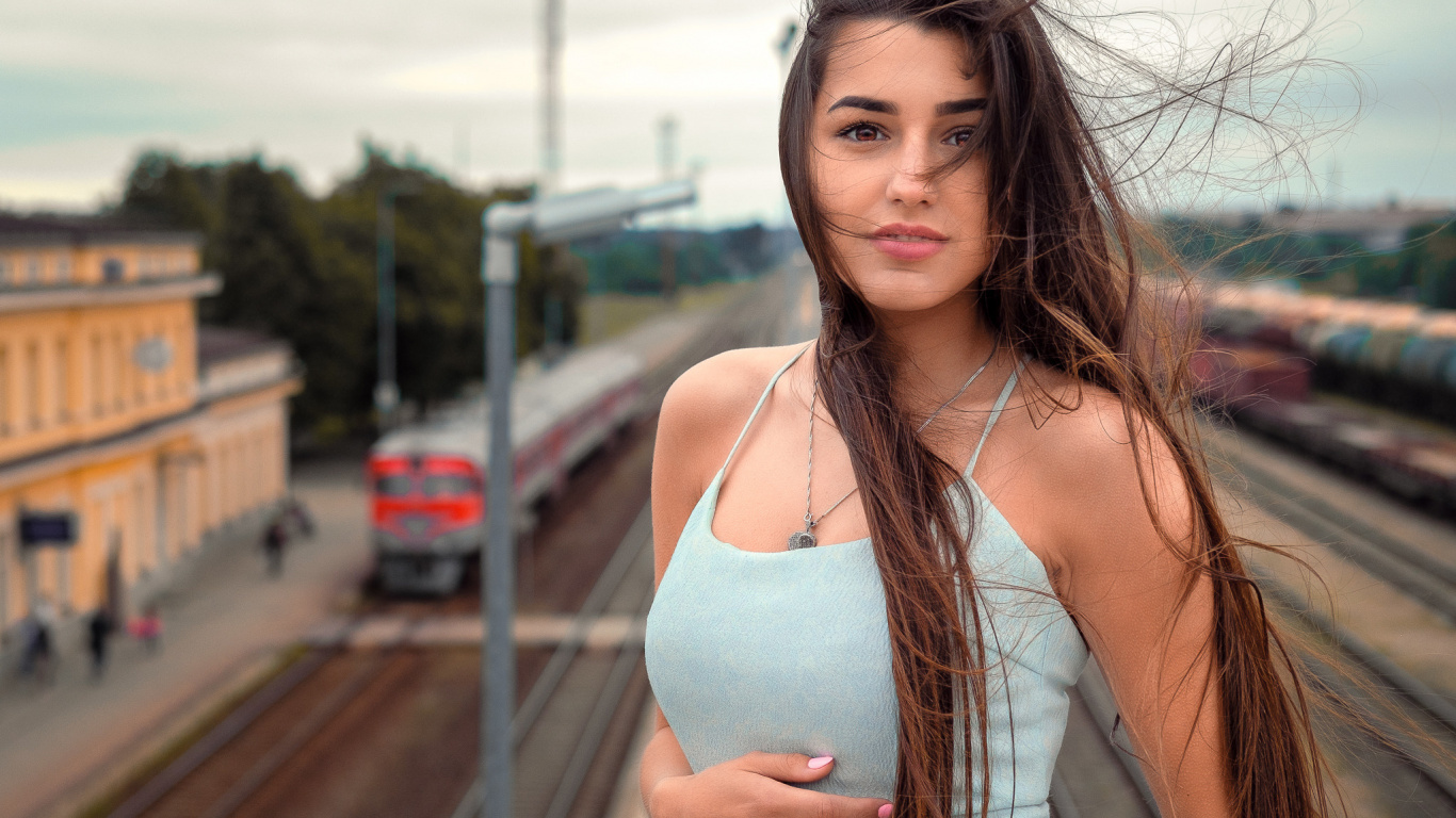 Обои каштановые волосы, волосы, длинные волосы, прическа, красота в разрешении 1366x768