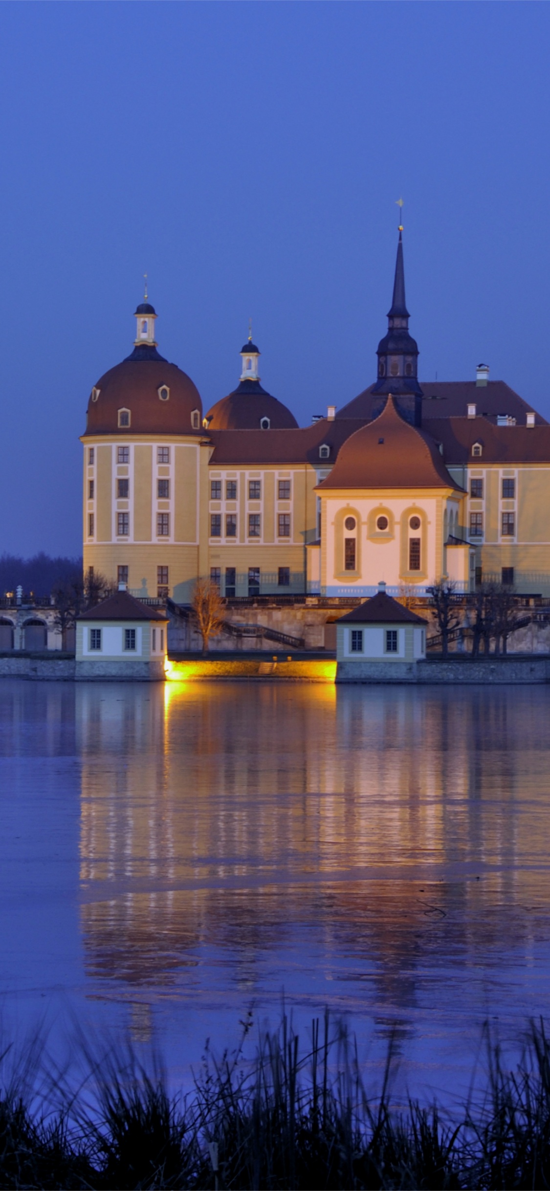 Обои замок Морицбург, замок Нойшванштайн, замок, отражение, ориентир в разрешении 1125x2436