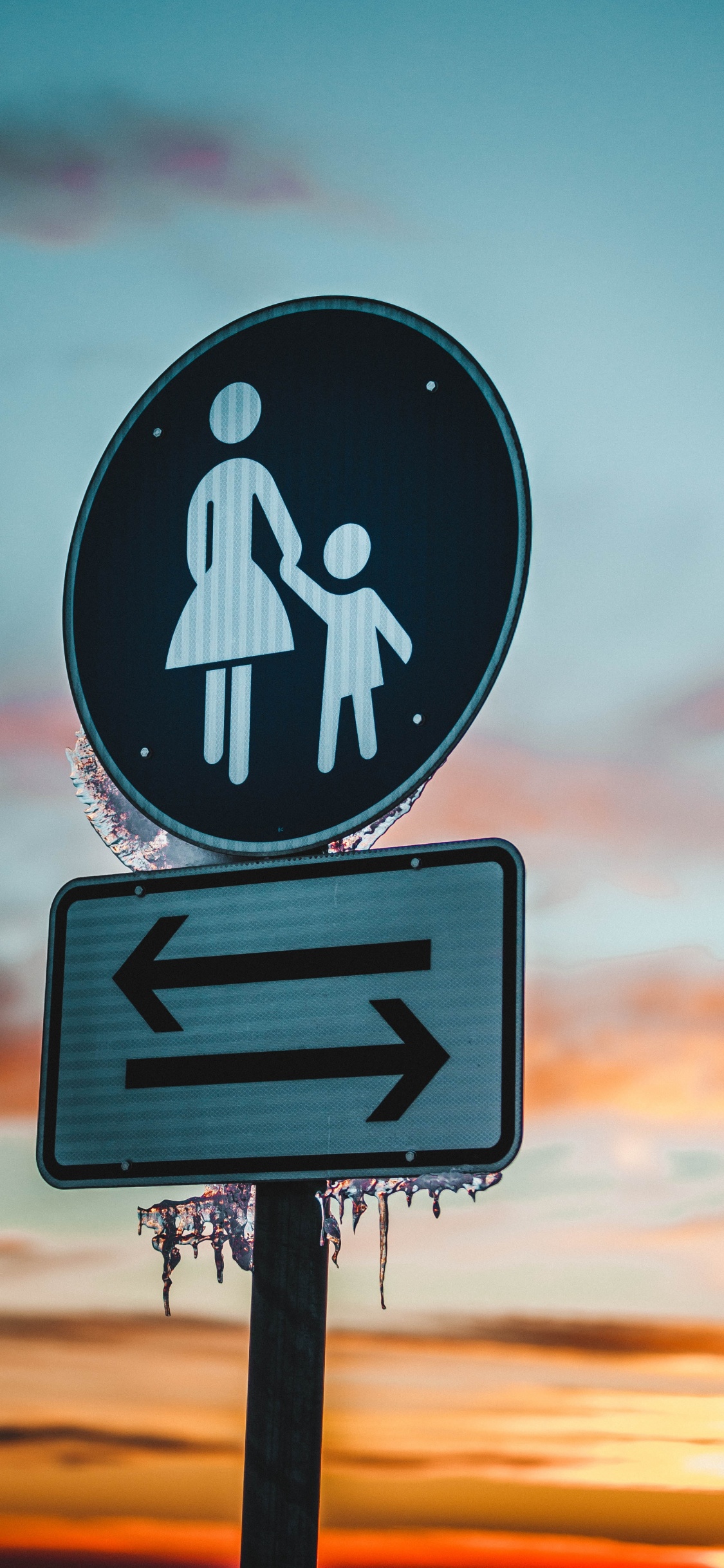 Обои небо, дорога, дорожный знак, пейзаж, символ в разрешении 1125x2436