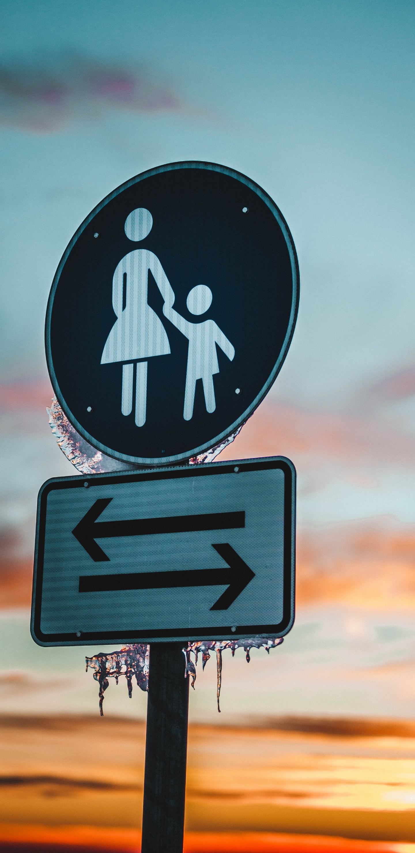 Обои небо, дорога, дорожный знак, пейзаж, символ в разрешении 1440x2960