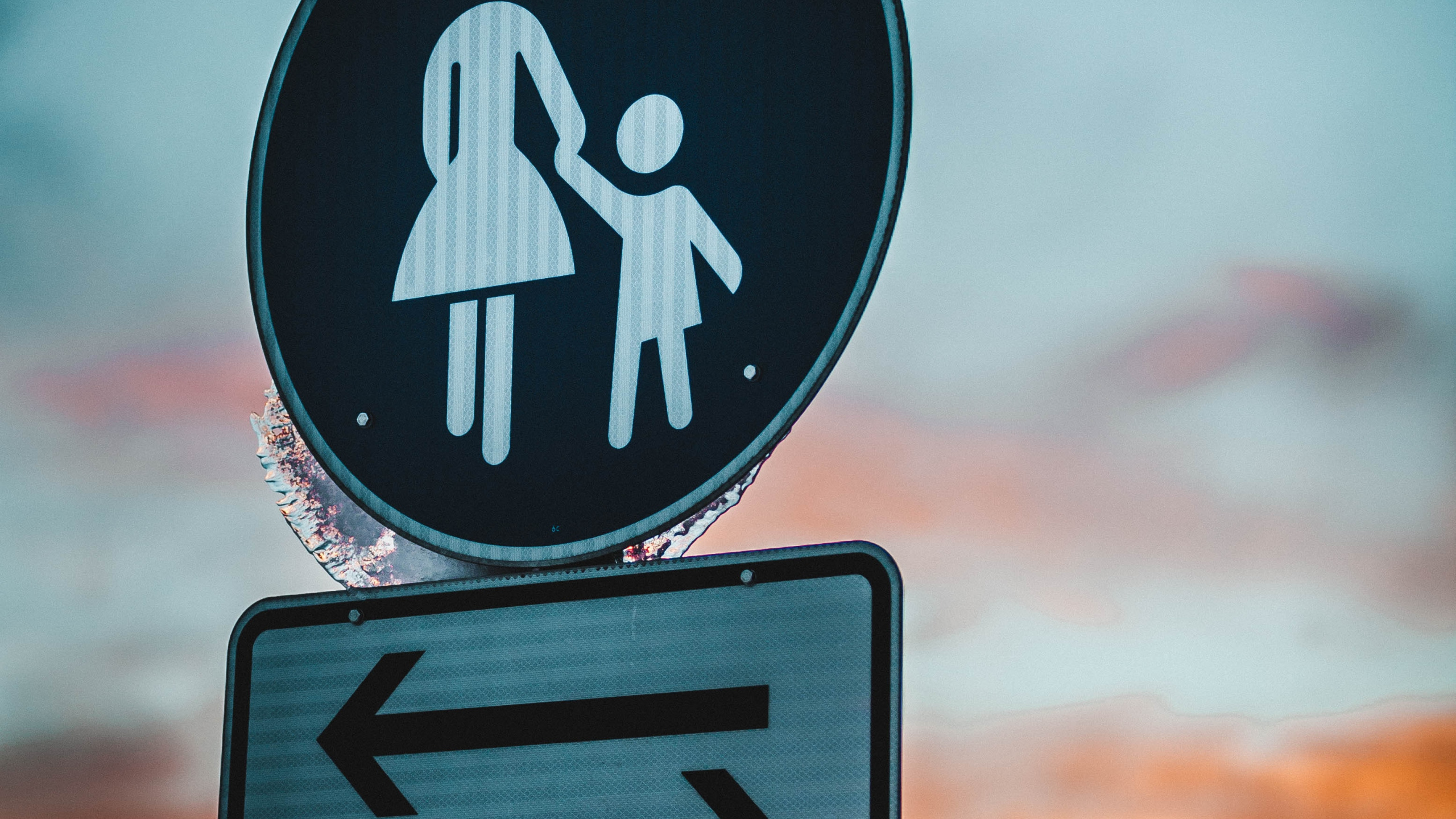 Обои небо, дорога, дорожный знак, пейзаж, символ в разрешении 2560x1440